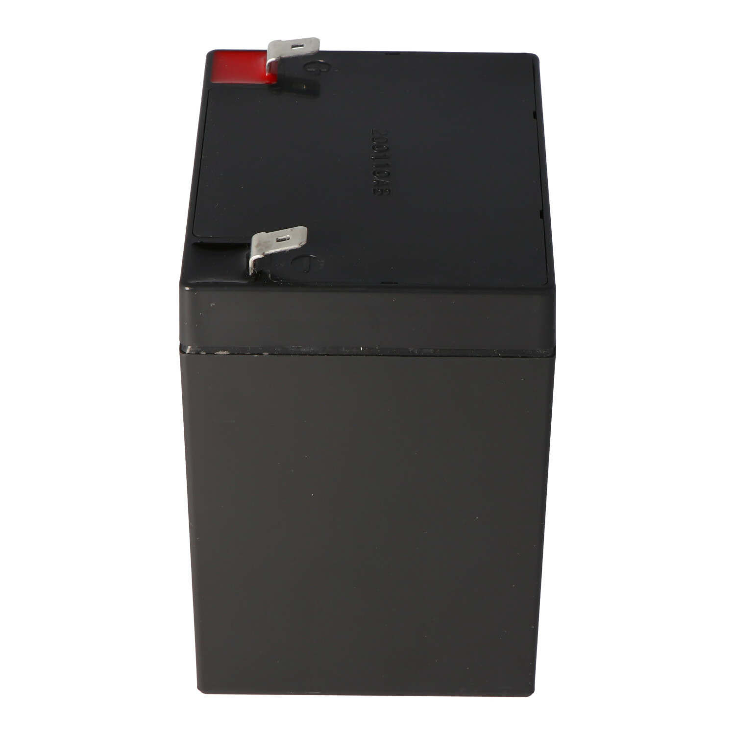 Ein schwarzes rechteckiges Batteriepack. Es hat zwei silberne Anschlüsse und eine rote Kunststoffabdeckung.