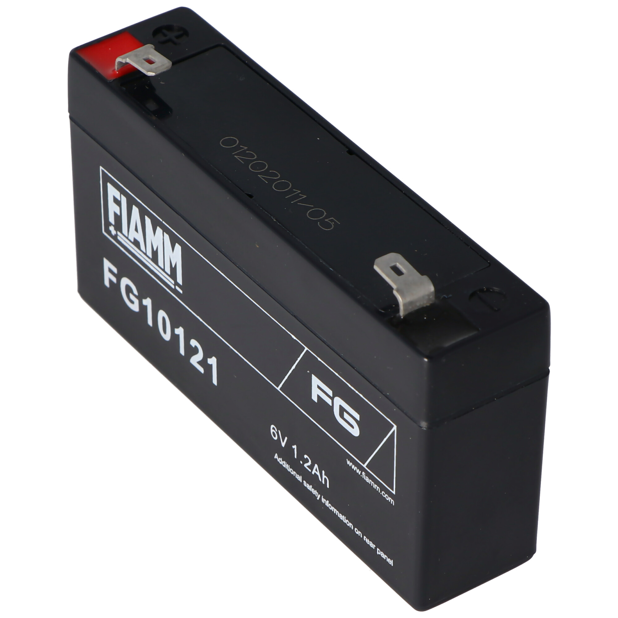 Een zwarte FIAMM FG10121-batterij met witte tekst en labels. De achtergrond is effen wit.