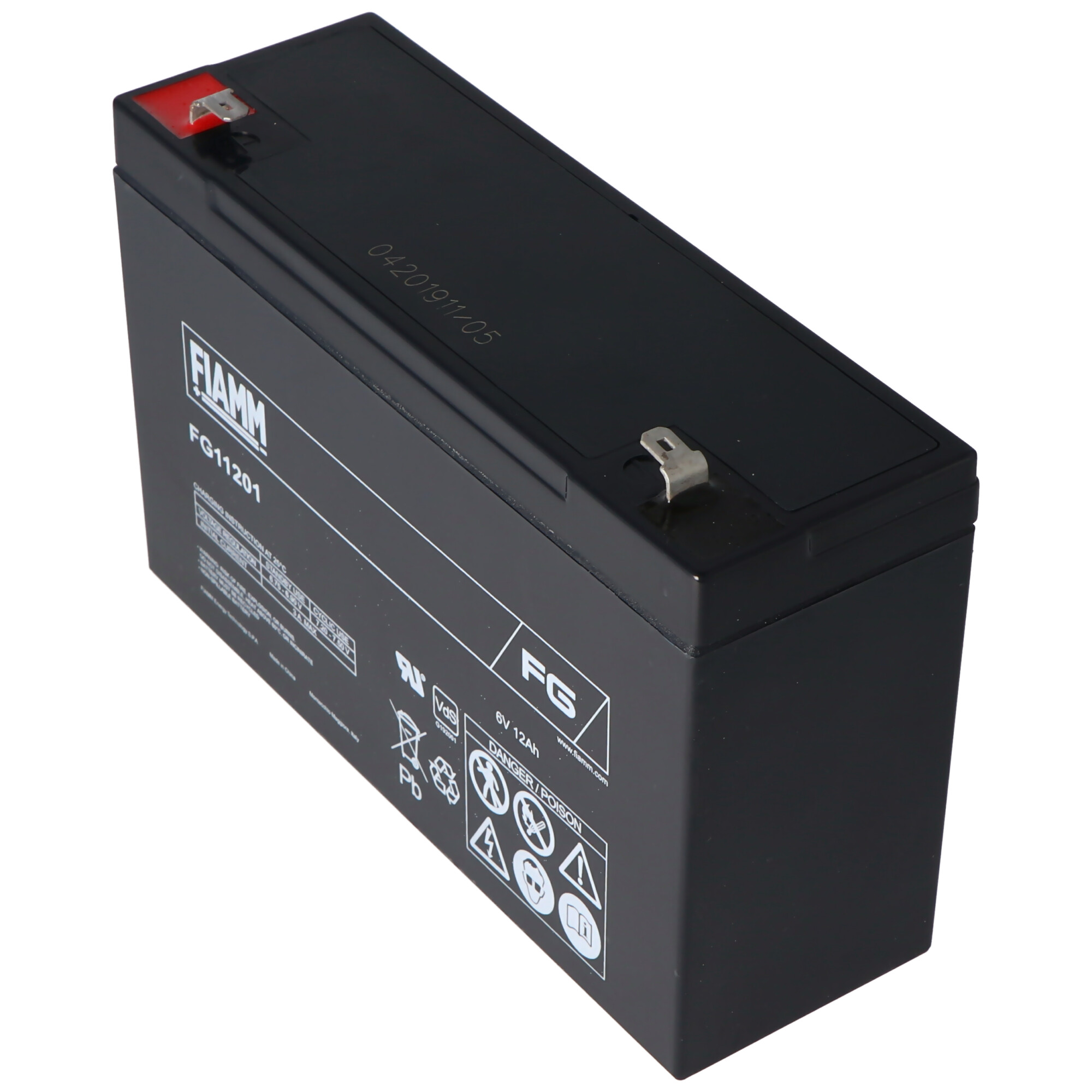 Een zwarte batterij met tekst en waarschuwingen, op een witte achtergrond.