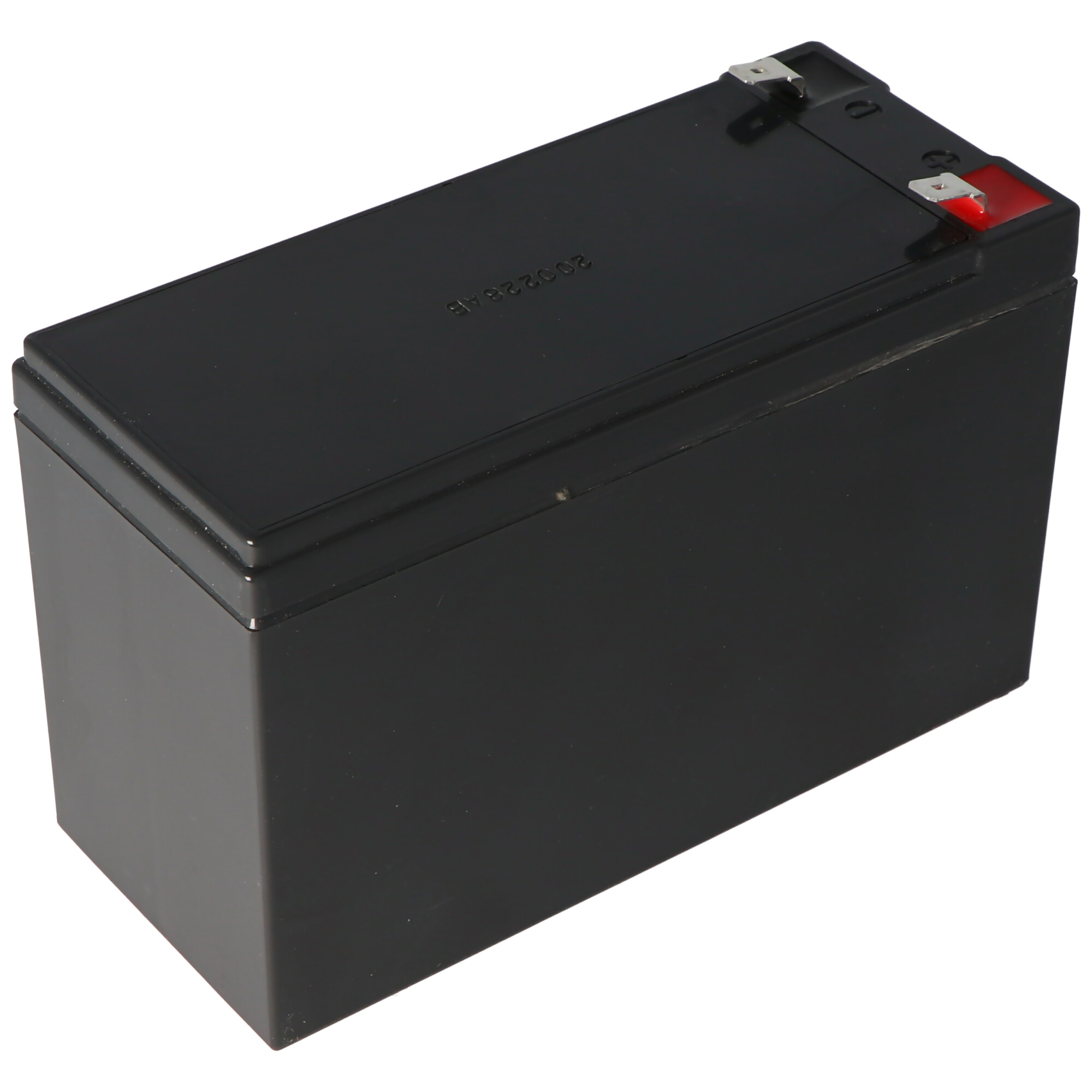 Eine schwarze Batterie. Sie ist rechteckig, mit zwei roten Anschlüssen oben und einem Etikett an der Seite.