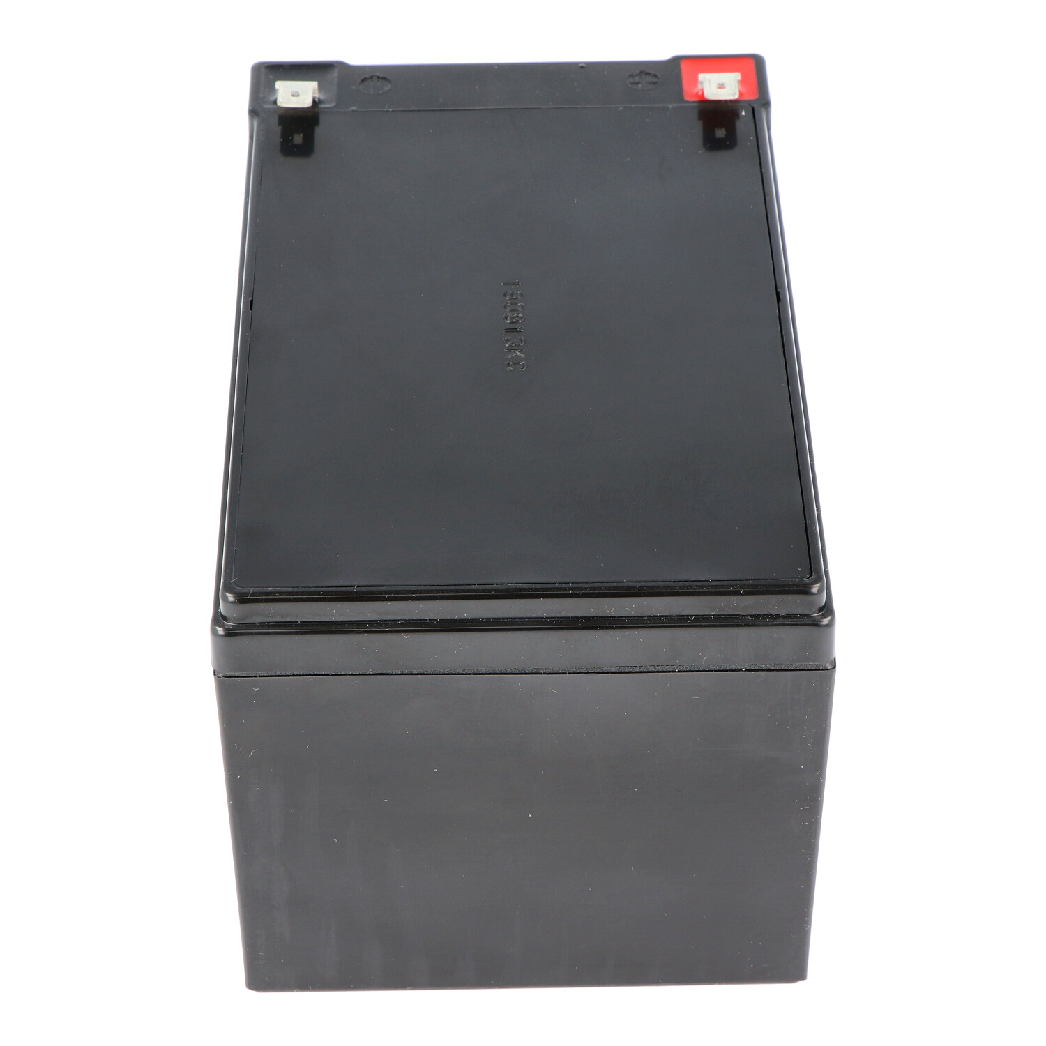Ein schwarzes rechteckiges Batteriepack. Es hat zwei silberne Anschlüsse oben und eine schwarze Abdeckung.