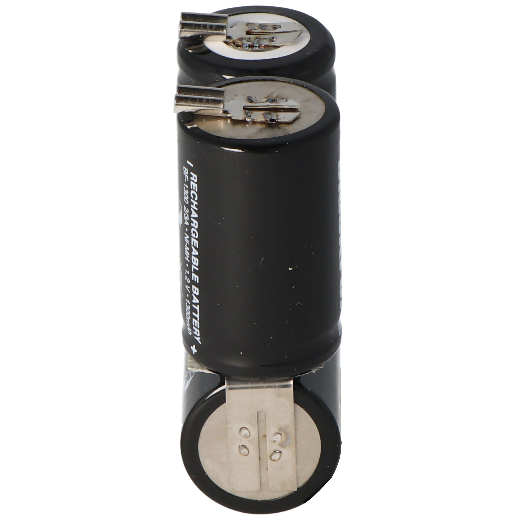 Drei schwarze zylindrische Batterien mit silbernen Metalllaschen oben, gestapelt auf weißer Basis.