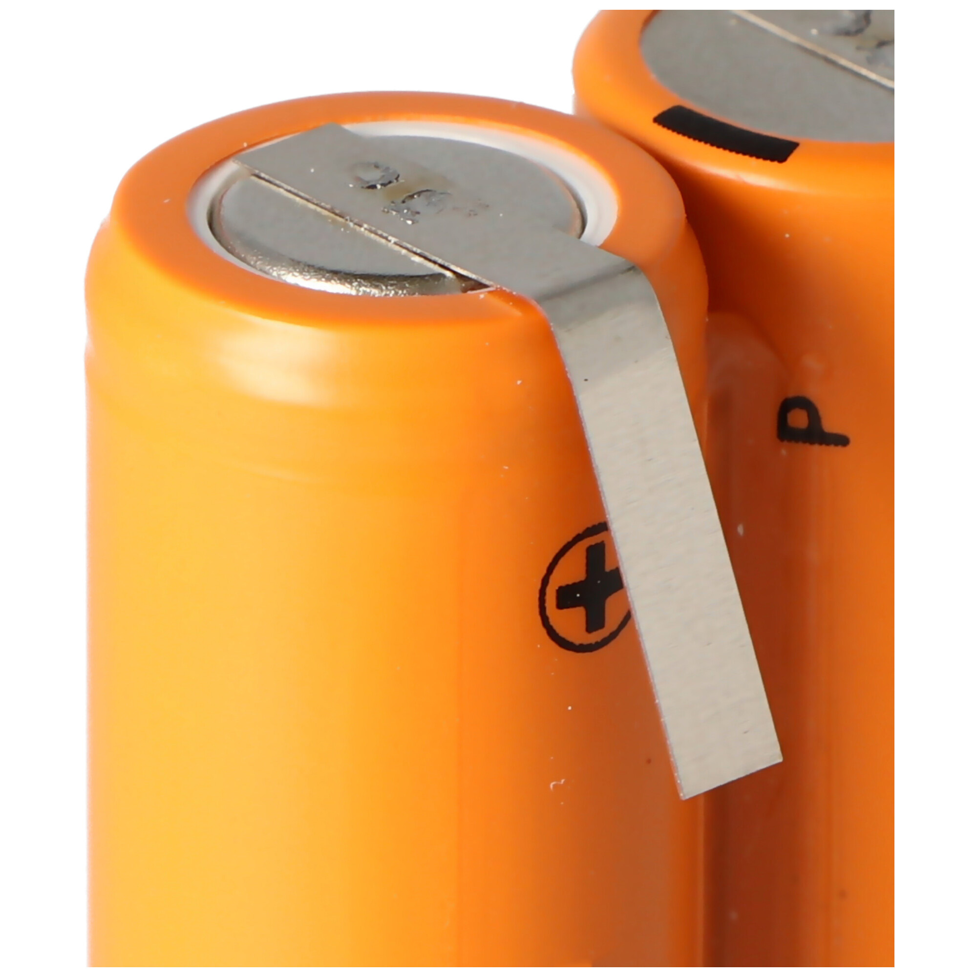 Zwei orangefarbene zylindrische Batterien mit Metallkontaktstreifen. Nahaufnahme, zeigt die Pluspole.