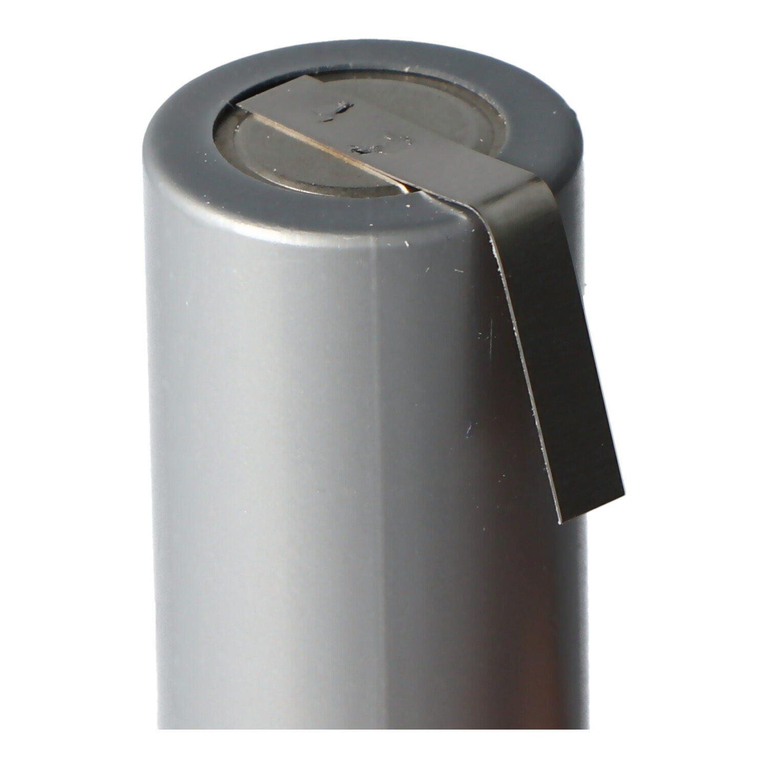 Eine zylindrische Batterie mit einem Metallstreifen oben. Der Körper ist silber.