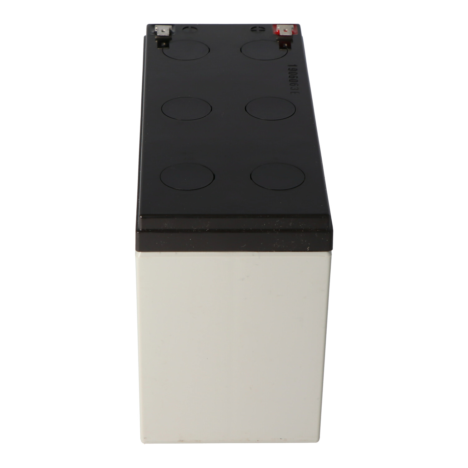 Batteria rettangolare bianca e nera, con due terminali sopra. Sfondo bianco.