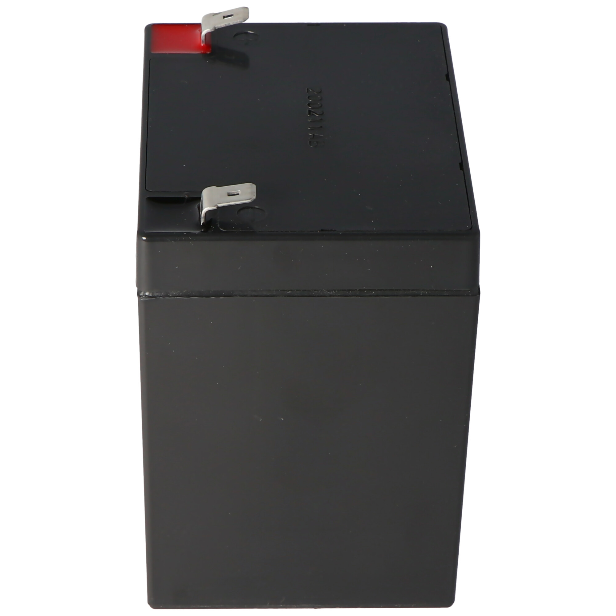 Schwarze Batterie, rechteckige Form, mit Anschlüssen. Rote Oberseite. Weißer Hintergrund.