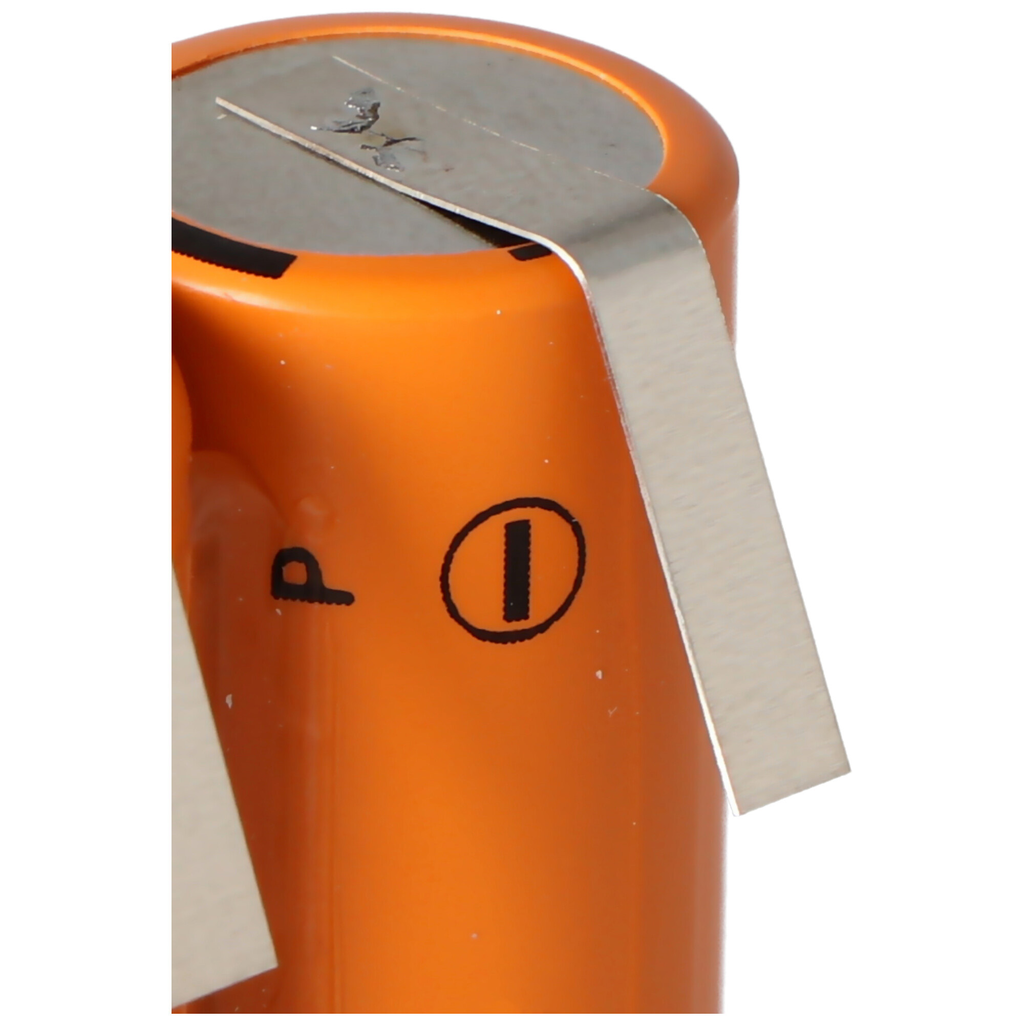 Orangefarbene zylindrische Batterie Nahaufnahme. Metallstreifen befestigt. Weißer Hintergrund.