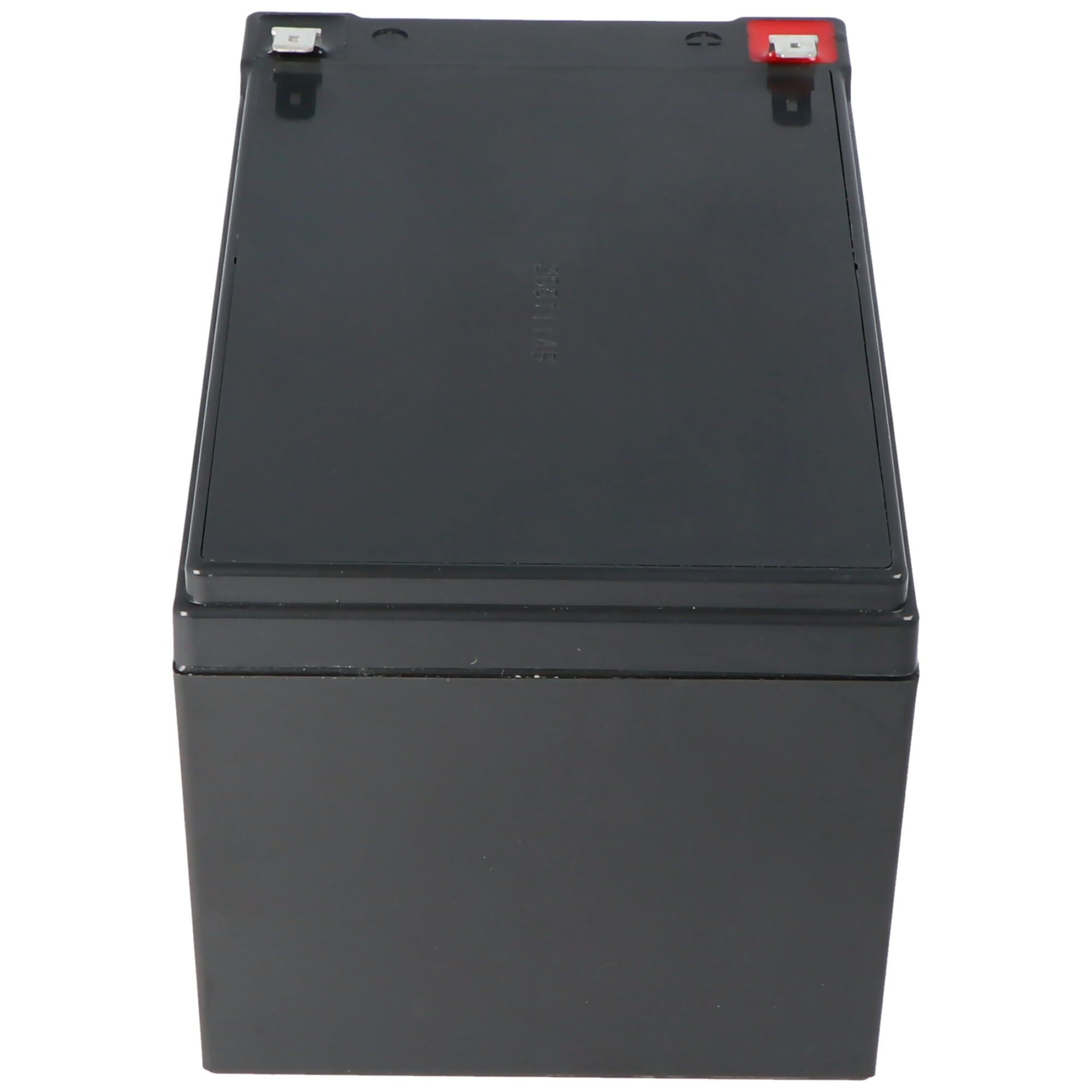 Eine schwarze rechteckige Batterie mit sichtbaren Anschlüssen oben.