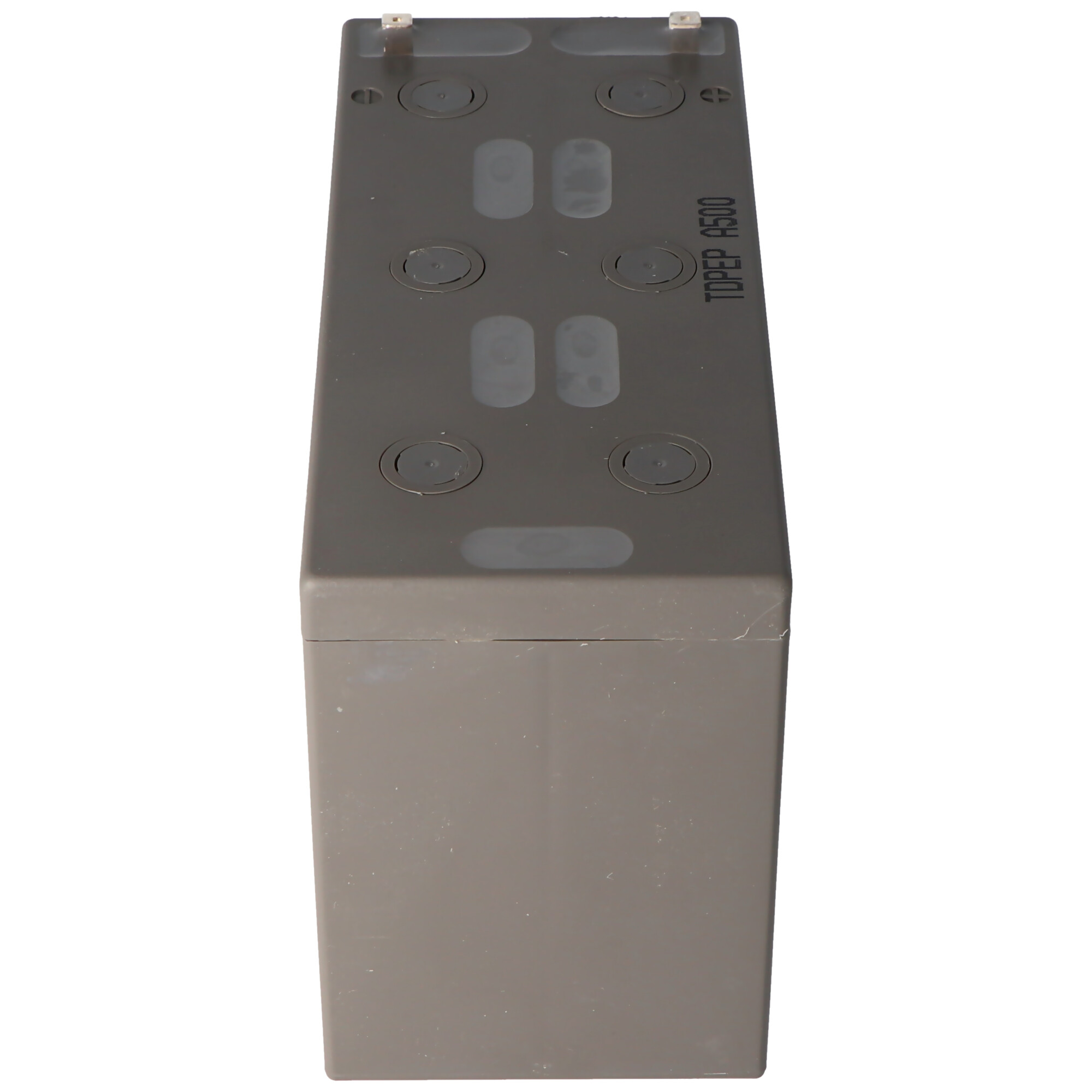 Eine graue Batterie, rechteckig mit sichtbaren Anschlüssen oben, vor weißem Hintergrund.
