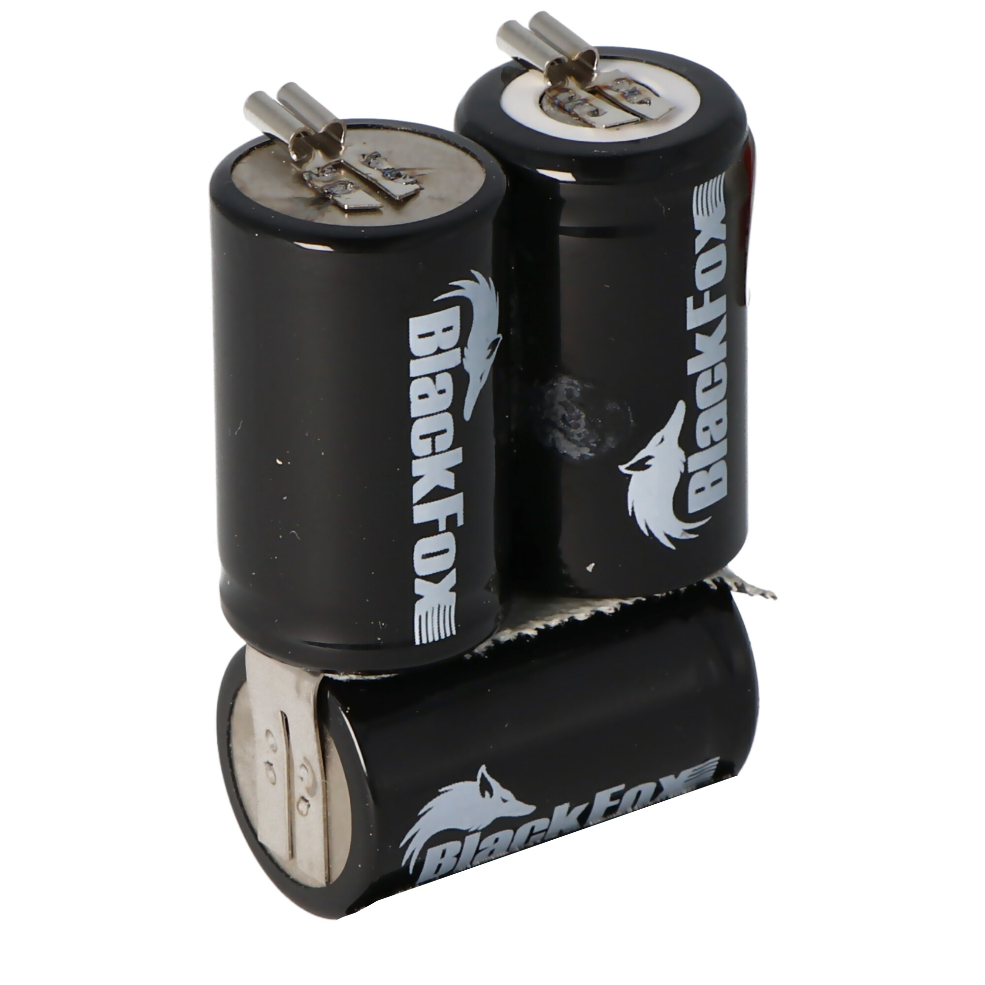 Drei schwarze zylindrische Batterien mit Metallstiften oben.