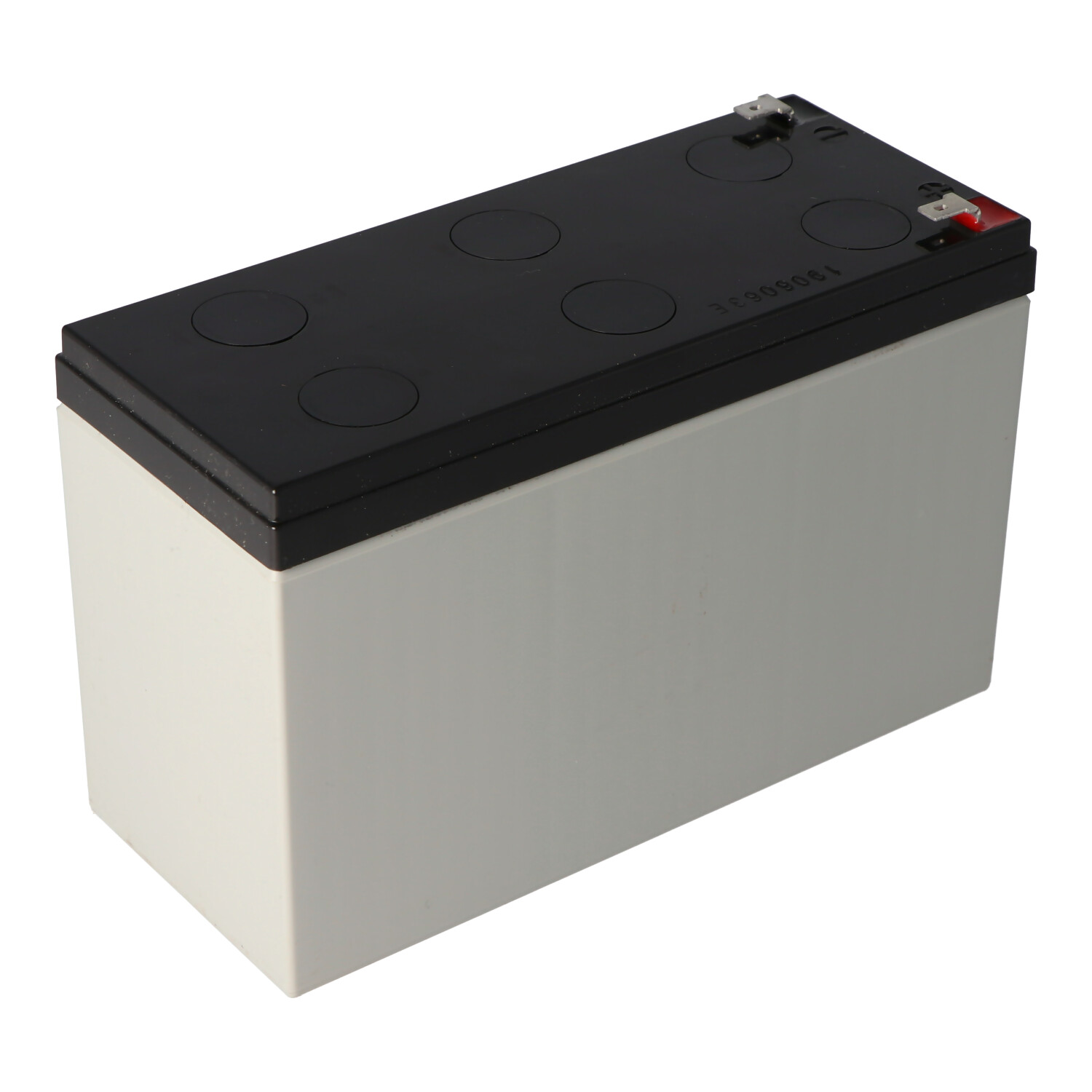 Batteria rettangolare in bianco e nero con connettori superiori, isolata su bianco.
