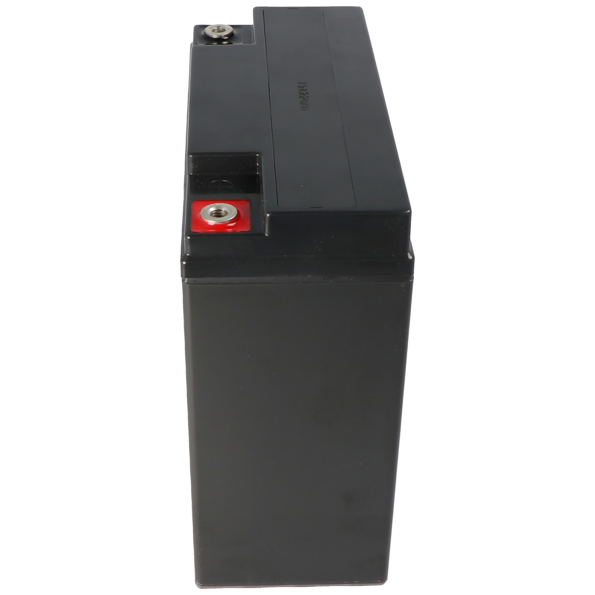 Schwarze Batterie. Sie hat einen roten Anschluss und ein Etikett. Die Batterie ist rechteckig und schwarz.