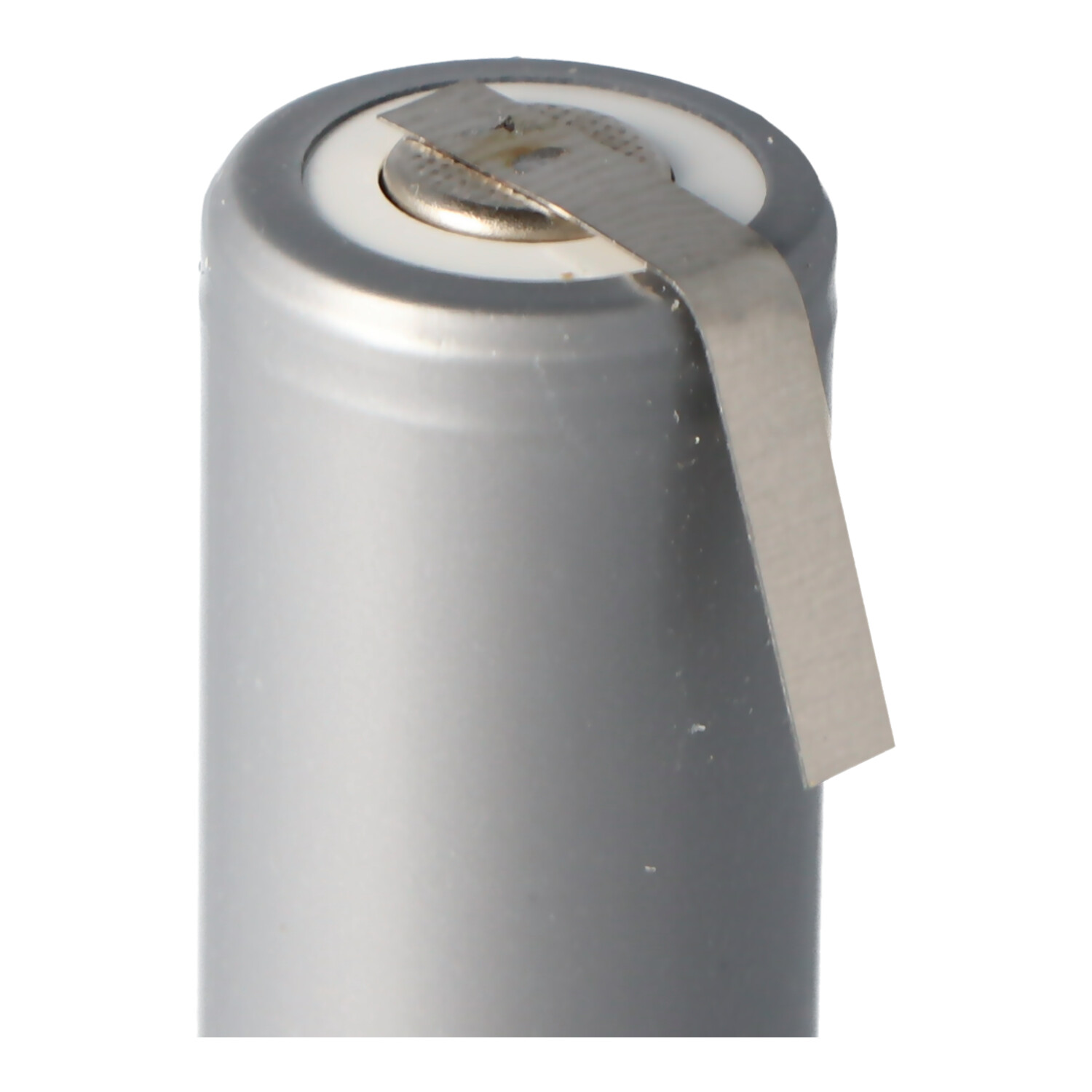 Nahaufnahme einer silbernen zylindrischen Batterie mit einem Metall-Tab oben.