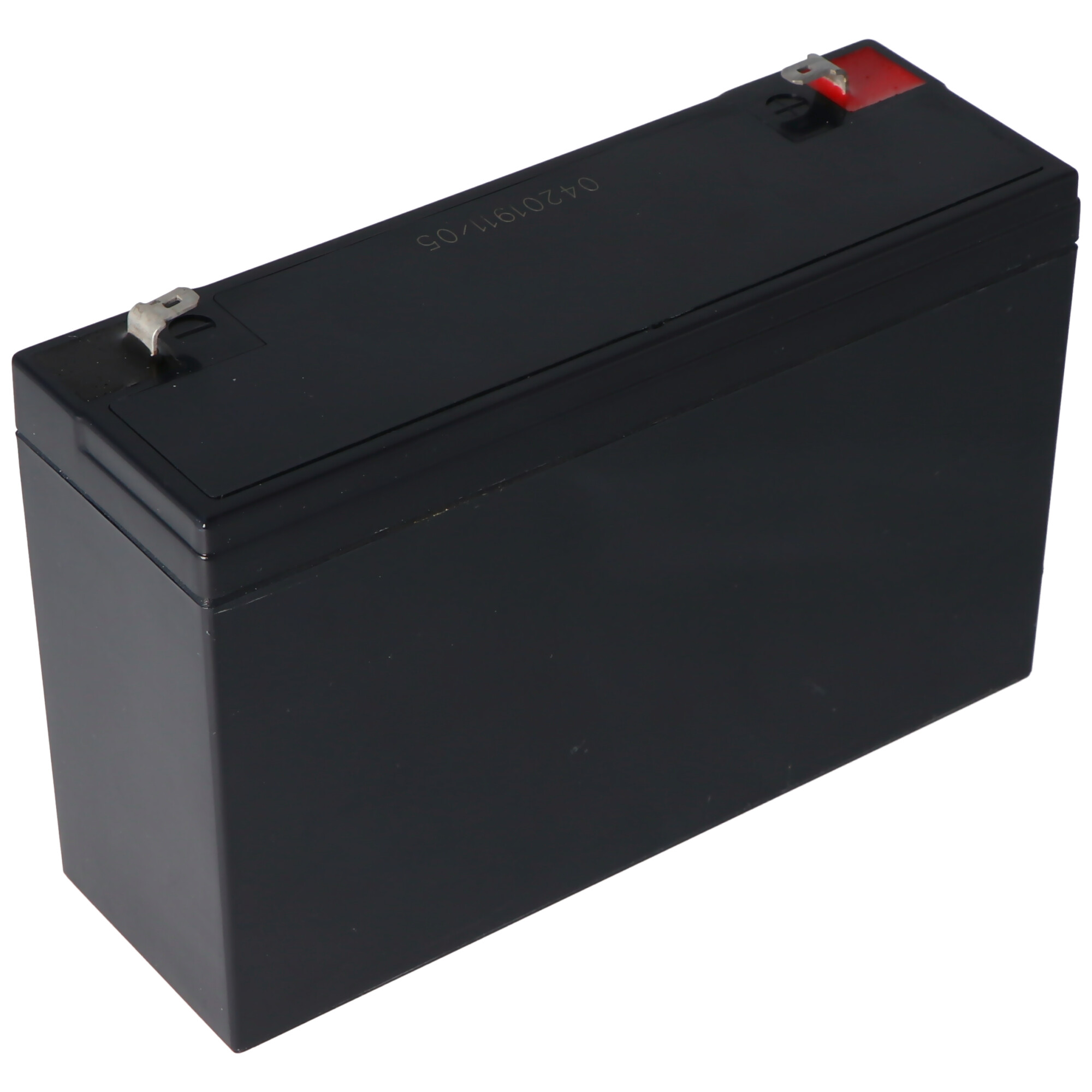 Zwarte rechthoekige batterij. Heeft een rode aansluiting en een label met '0420191105'.
