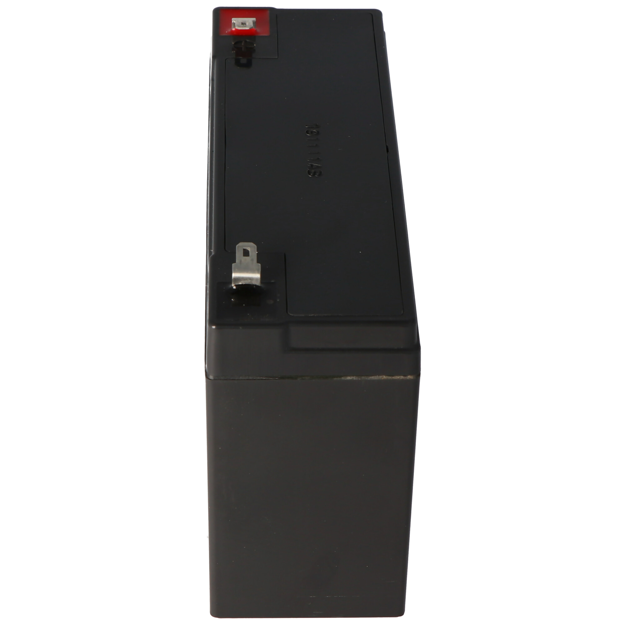 Schwarzes Batteriepack. Es hat einen roten Anschluss und einen Metallstecker. Der Hintergrund ist weiß.