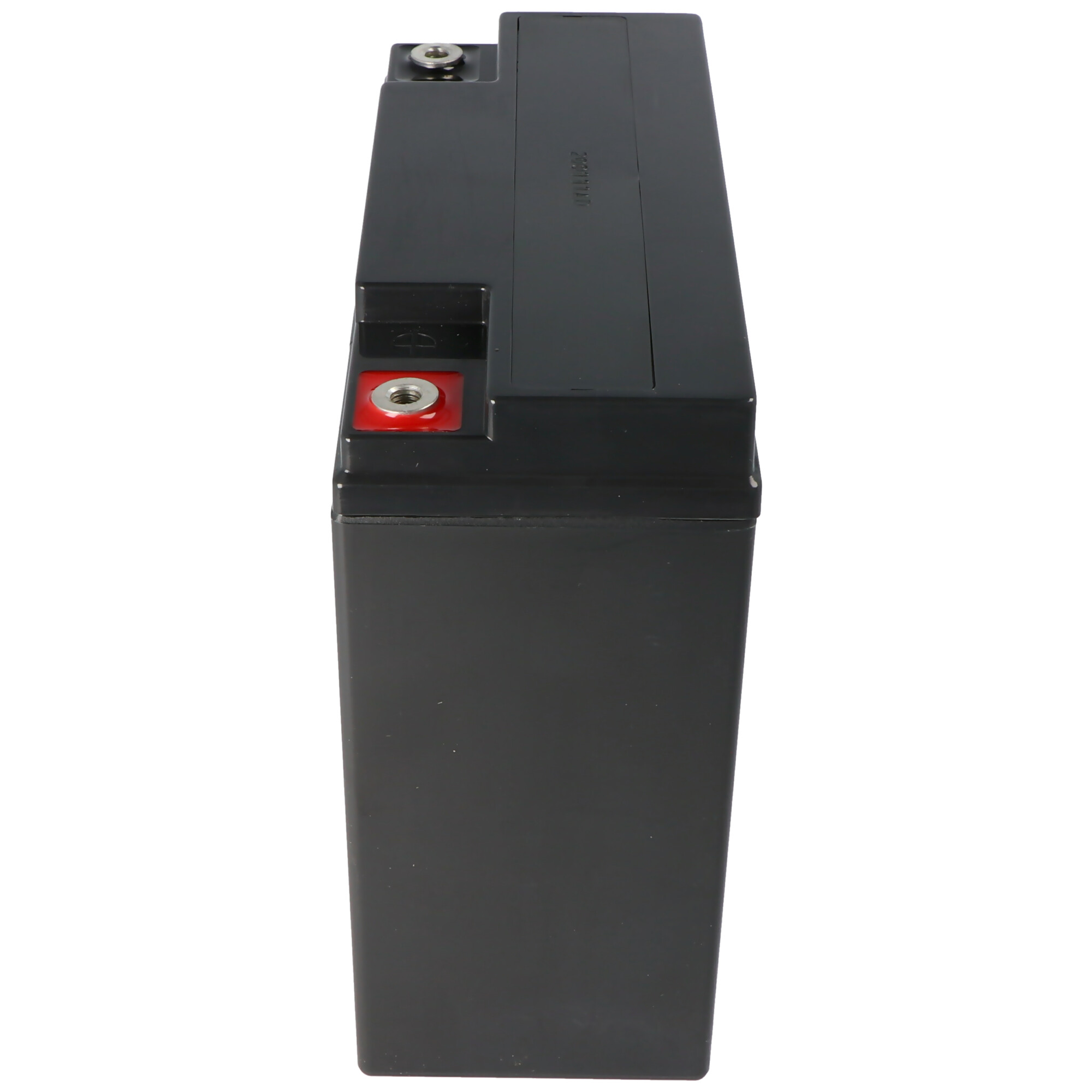 Schwarze rechteckige Batterie mit rotem Anschluss, dunklen Seiten und weißem Hintergrund.