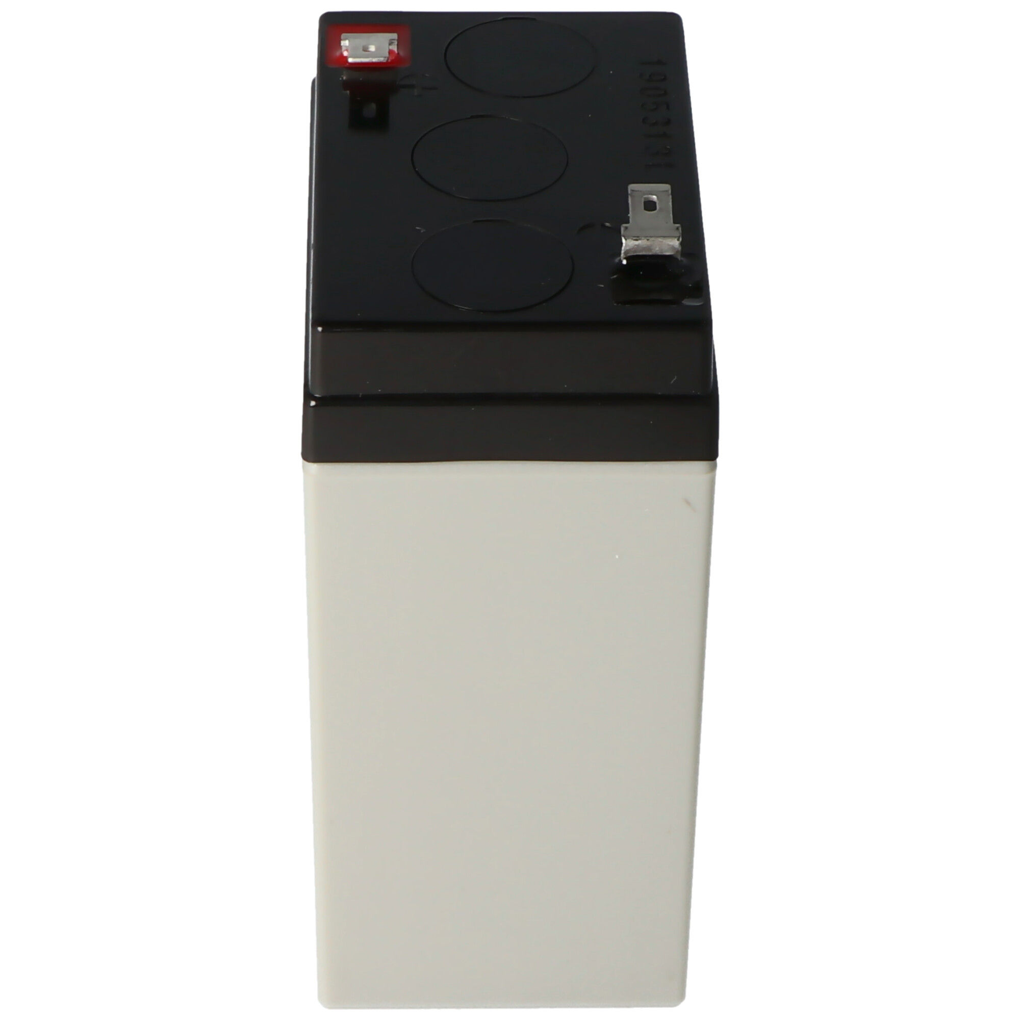Eine Batterie mit weißem Gehäuse und schwarzem Deckel. Sie hat einen roten Anschluss und silberne Klemmen.