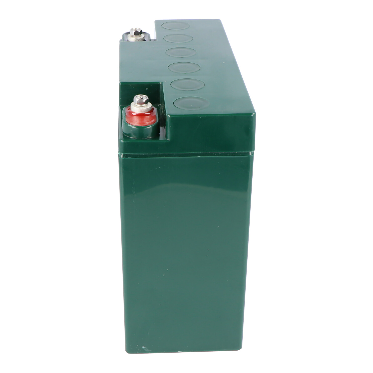 Een groene batterij. De batterij is rechthoekig met twee rode aansluitingen aan één kant.