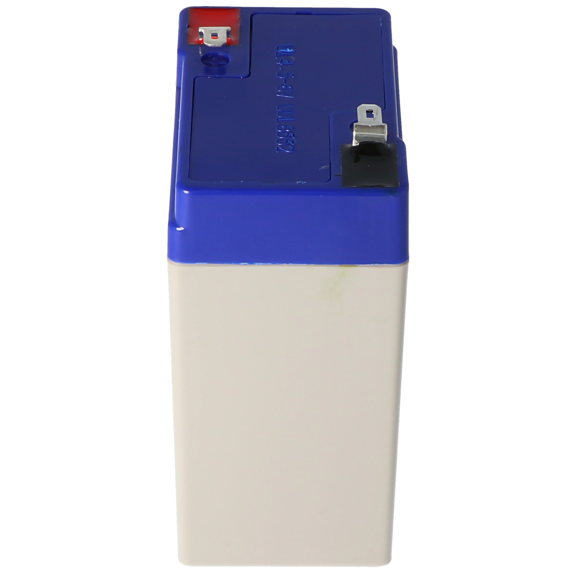 Blauwe en crèmekleurige batterij met rode en zwarte aansluitingen, geïsoleerd op wit.