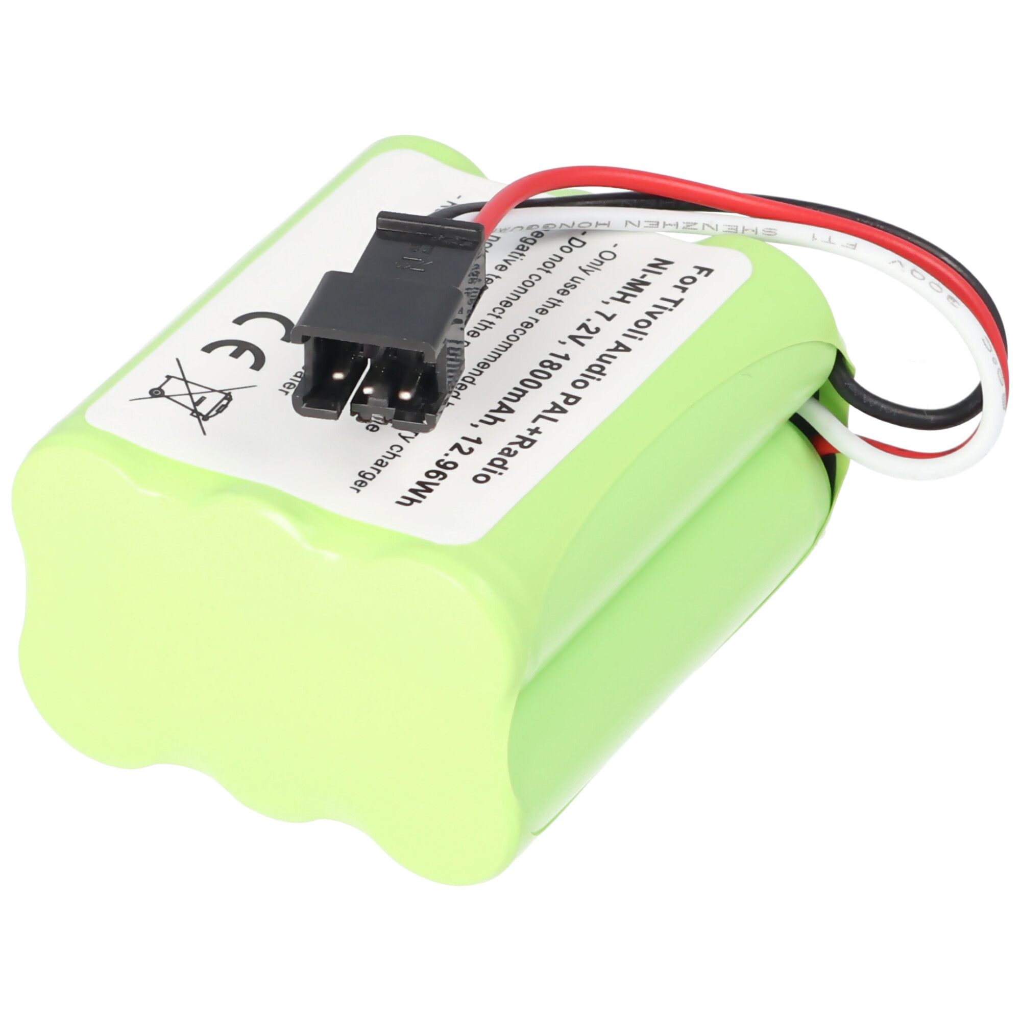 Grüne Batterie mit schwarzem Stecker und Drähten. Weißer Hintergrund. Text auf der Batterie.