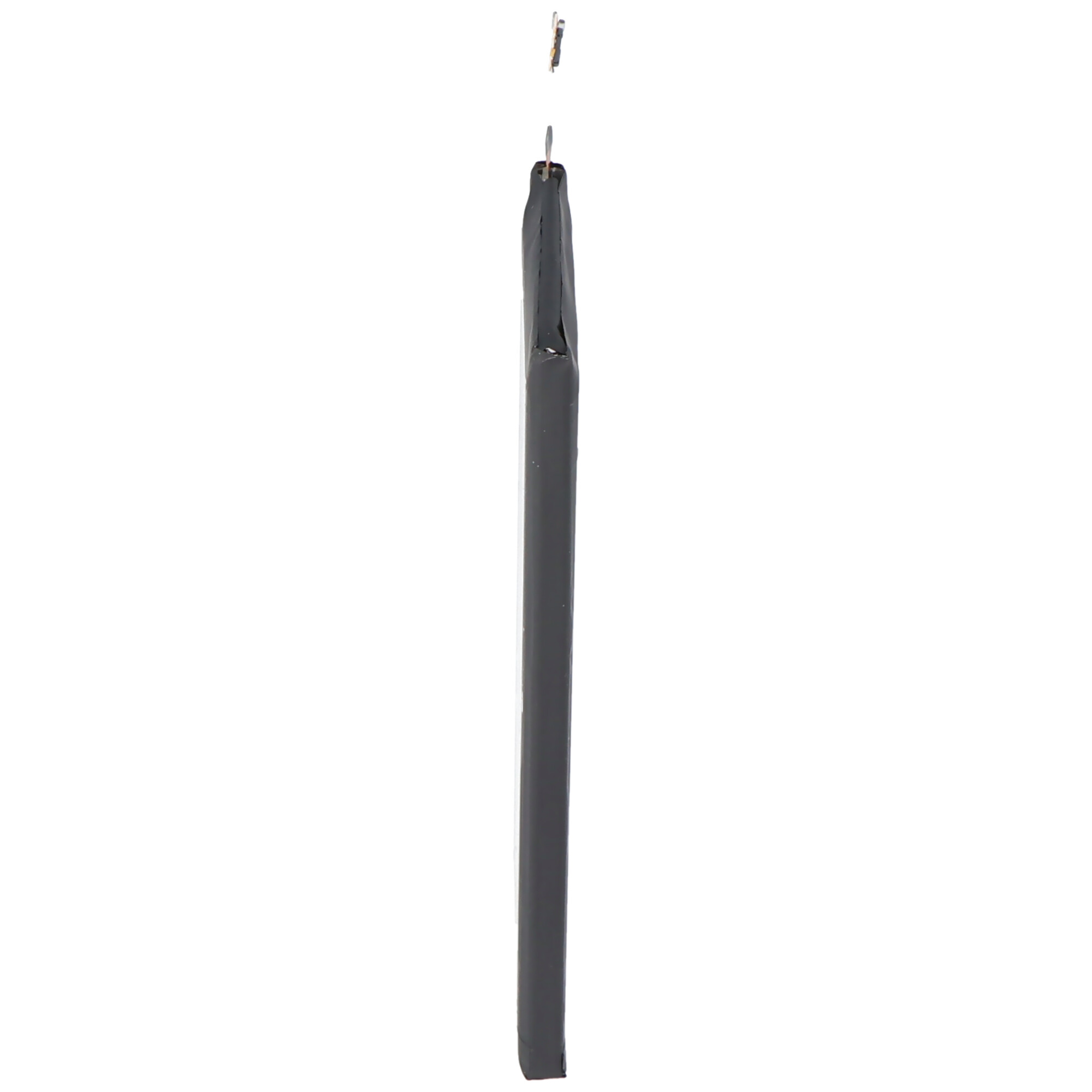 Een dunne, rechthoekige batterij. Hij is zwart en heeft een witte achtergrond. Het zijprofiel wordt gepresenteerd.