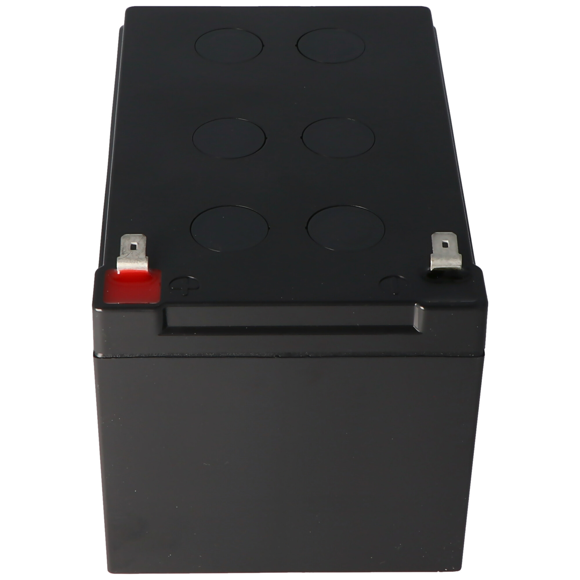 Schwarze rechteckige Batterie, Anschlüsse oben. Schwarzes Gehäuse mit sechs kreisförmigen Vertiefungen. Weißer Hintergrund.