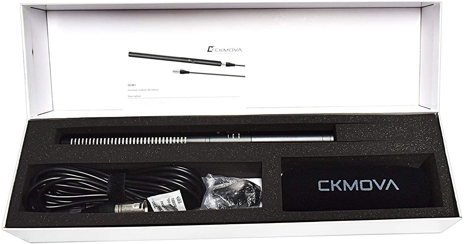 Ein Mikrofon-Kit in einer weißen Box. Es enthält ein Mikrofon, Kabel und Zubehör.