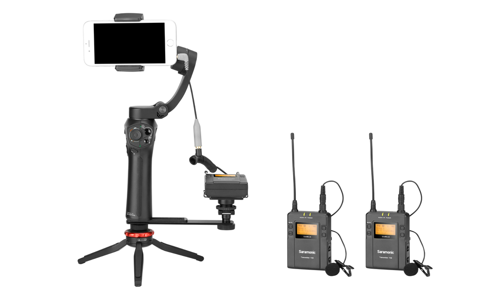 Ein Smartphone auf einem Stabilisator montiert, mit zwei drahtlosen Mikrofonen.