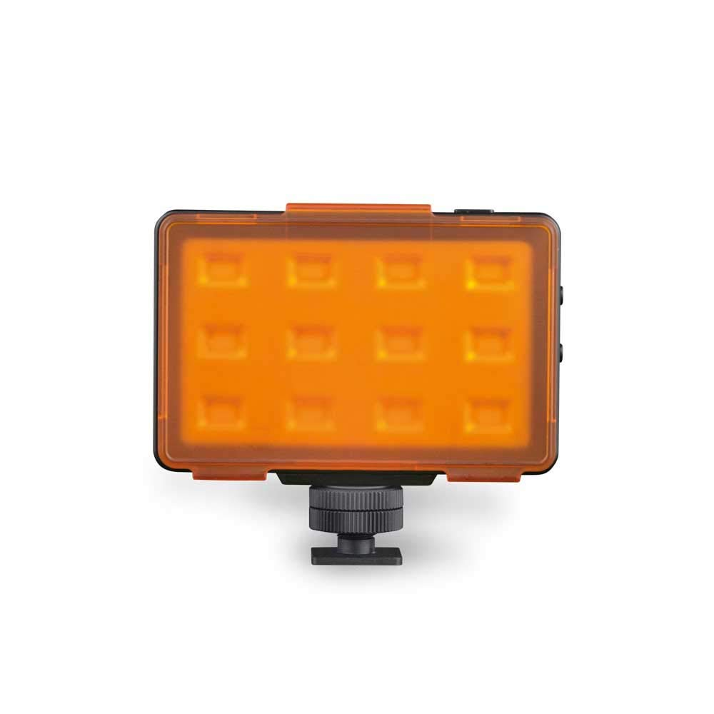 Eine kleine rechteckige orangefarbene LED-Leuchte mit schwarzem Sockel. Sie hat einen orangefarbenen Lichtdiffusor.