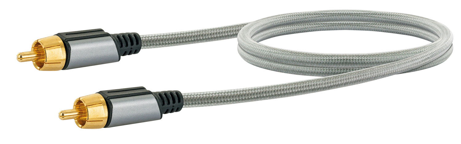 Ein graues Audiokabel mit goldfarbenen Steckern. Der Hintergrund ist weiß.