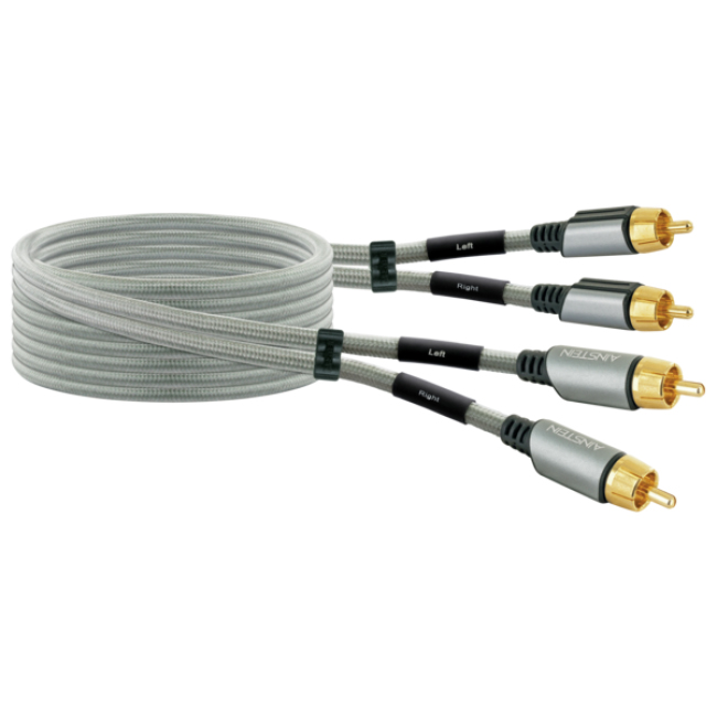 Drei Audiokabel mit silbernen und goldenen Steckern auf weißem Hintergrund.