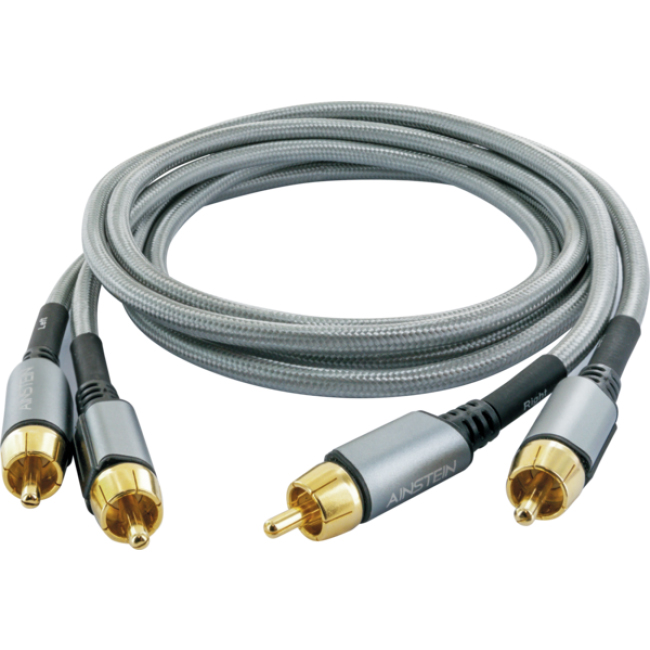 Zwei graue Audiokabel mit goldfarbenen Steckern. Weißer Hintergrund.