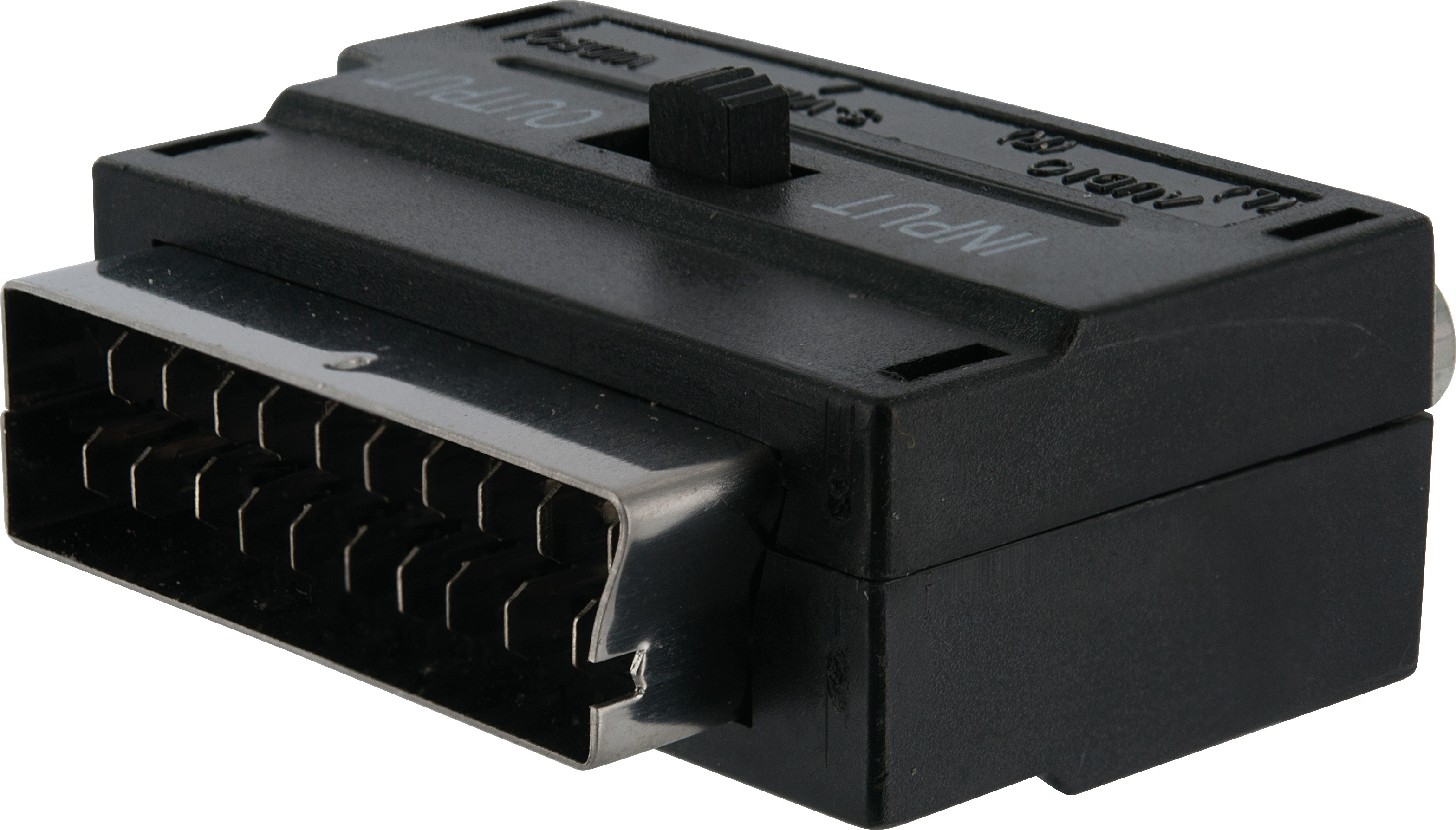 Schwarzer SCART-Adapter. Der Hintergrund ist weiß.