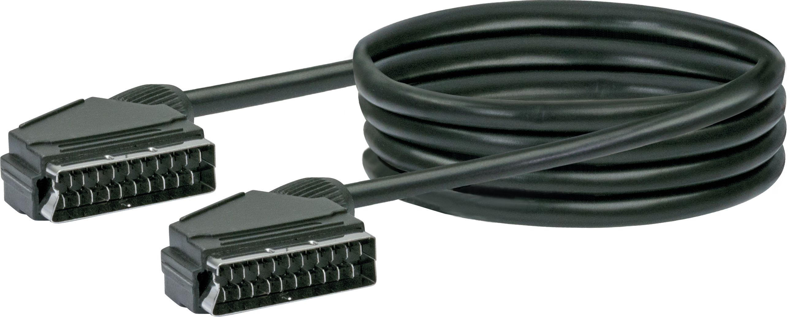Schwarzes SCART-Kabel mit zwei Steckern. Das Kabel ist aufgerollt und liegt auf weißem Grund.