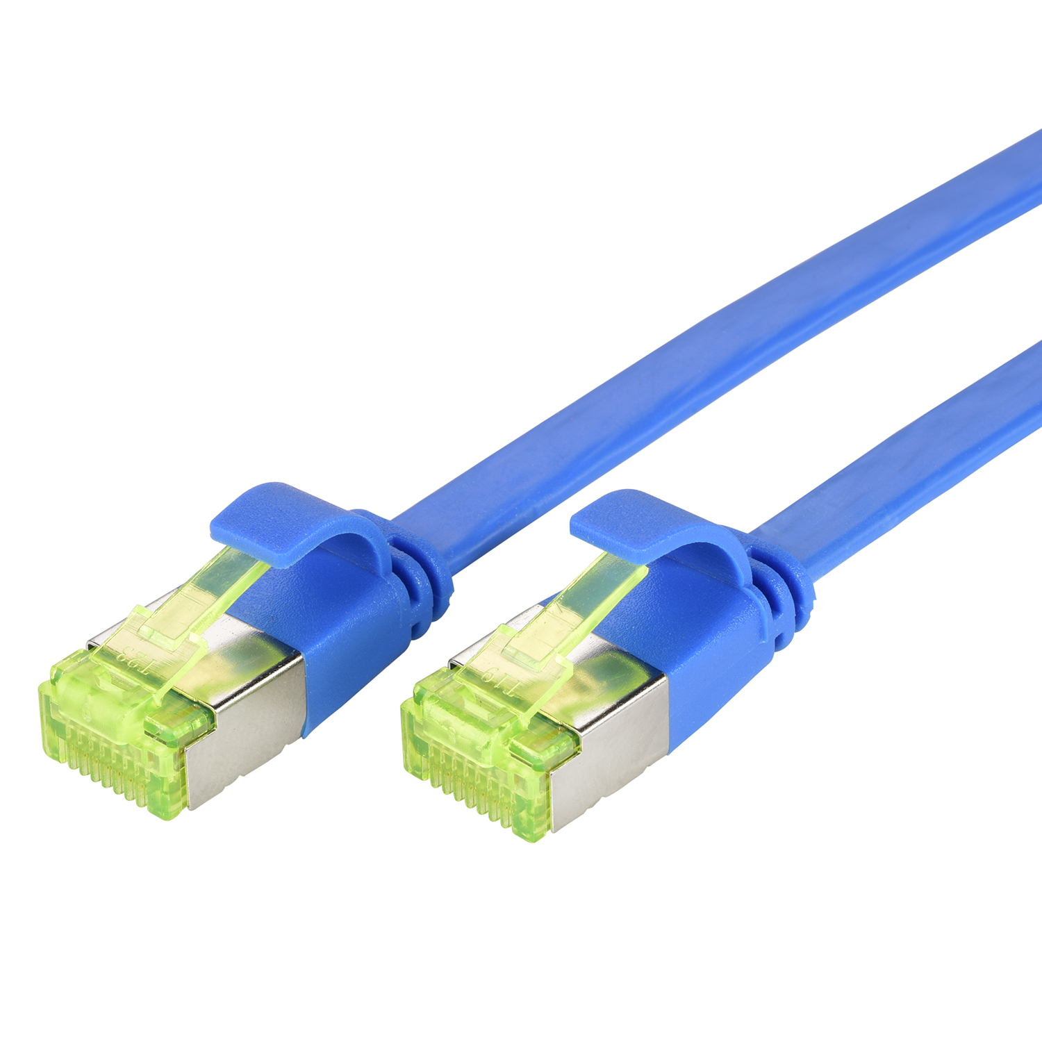 Zwei blaue Netzwerkkabel mit grünen und silbernen Steckern auf weißem Hintergrund.