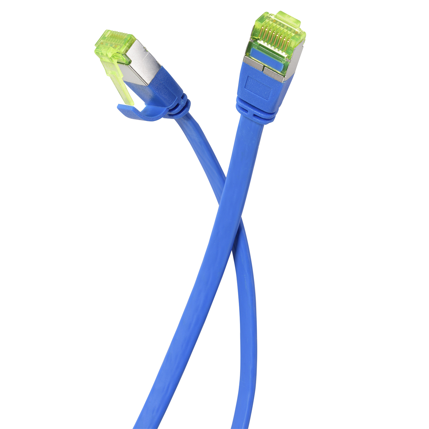 Zwei blaue Ethernet-Kabel mit grünen und blauen Steckern auf Weiß. Sie kreuzen sich.