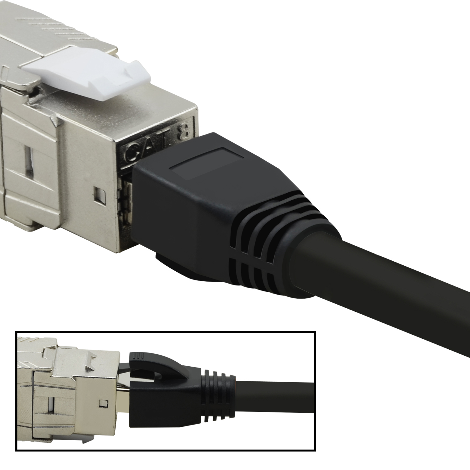 Nahaufnahme eines schwarzen RJ45-Kabels, das an einen silbernen Netzwerkanschluss angeschlossen ist.