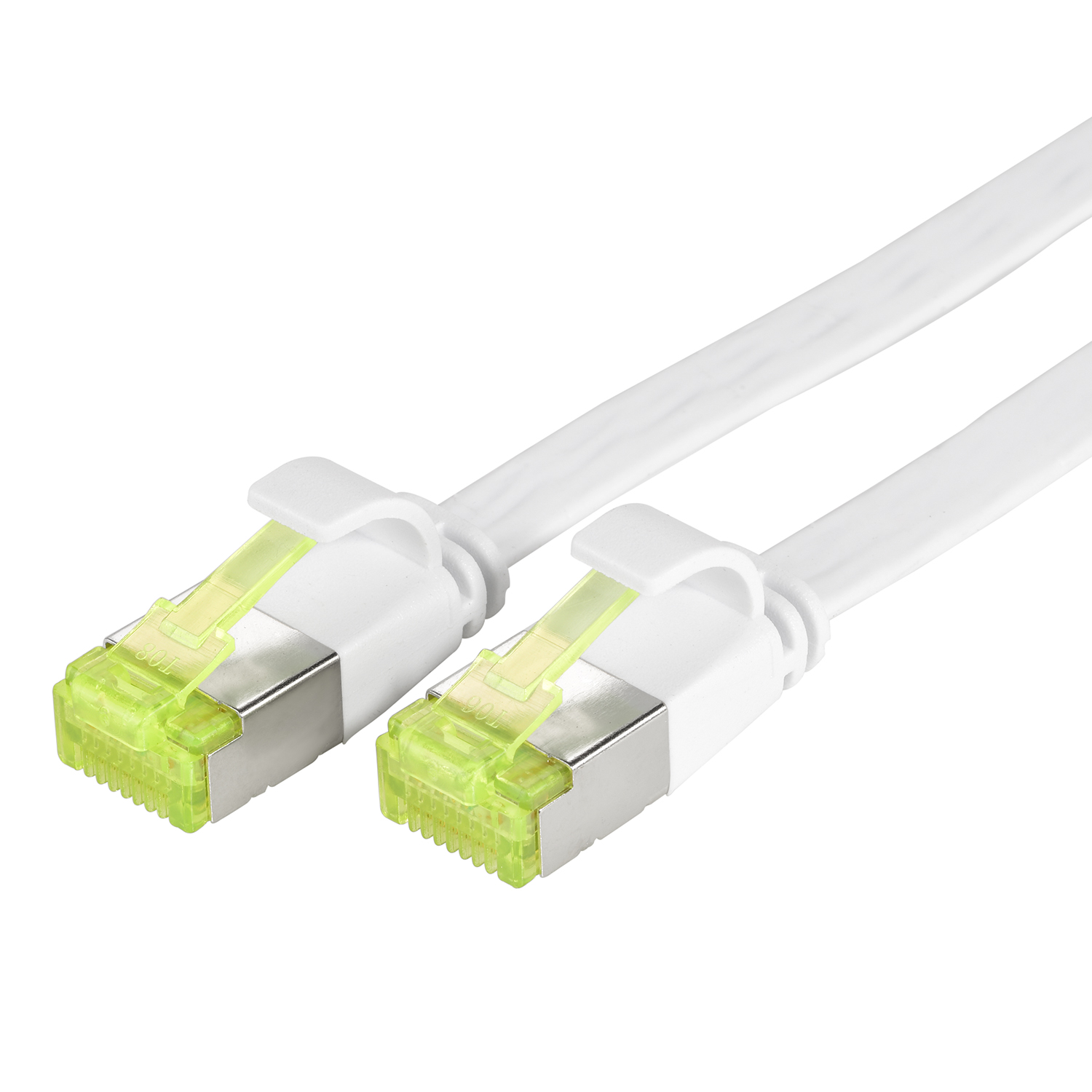 Zwei weiße Netzwerkkabel mit grünen Steckern auf weißem Hintergrund. Die Stecker haben eine gelbe transparente Abdeckung.