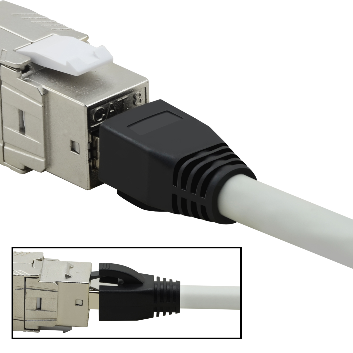 Zwei Netzwerkstecker, einer eingesteckt. Weißer Hintergrund.