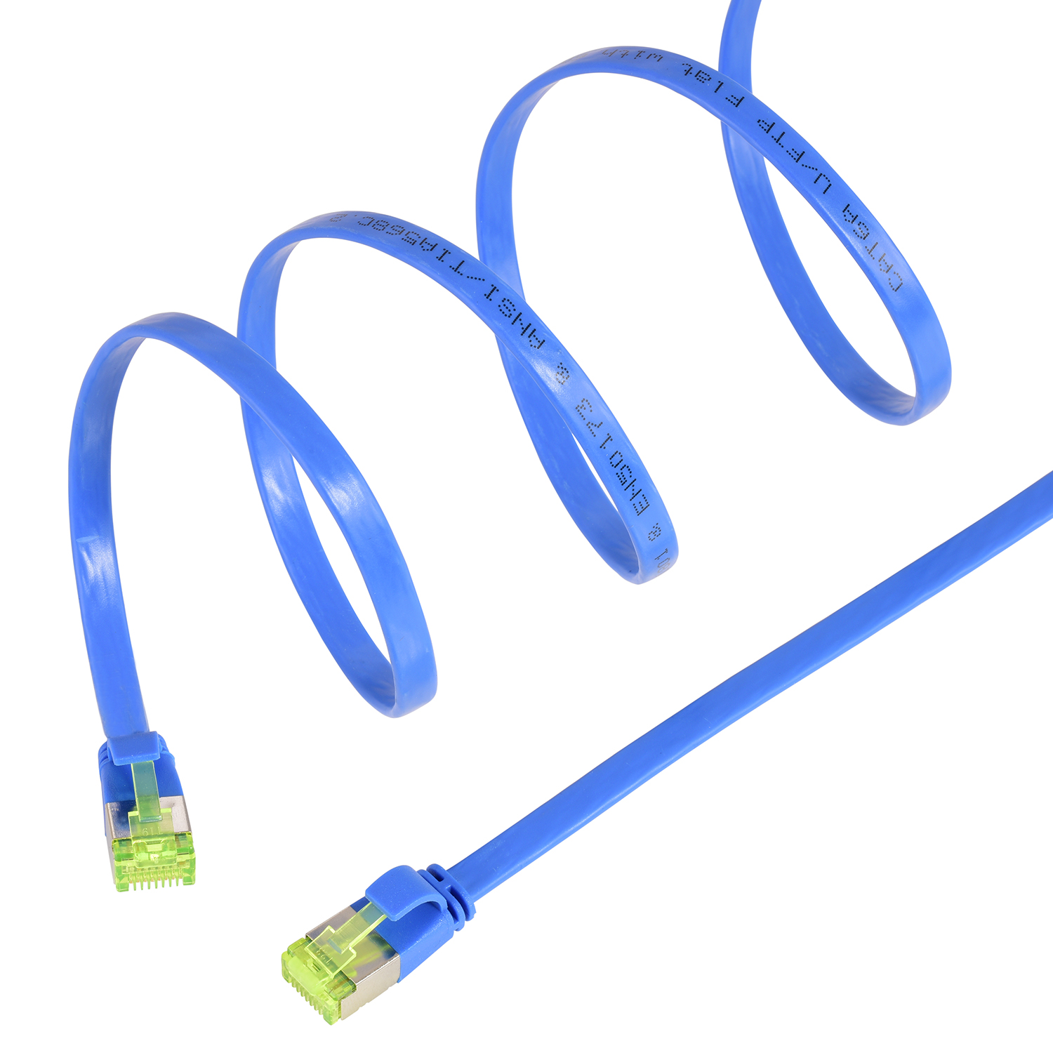 Ein blaues Netzwerkkabel mit grünen Steckern. Das Kabel ist gekrümmt. Weißer Hintergrund.