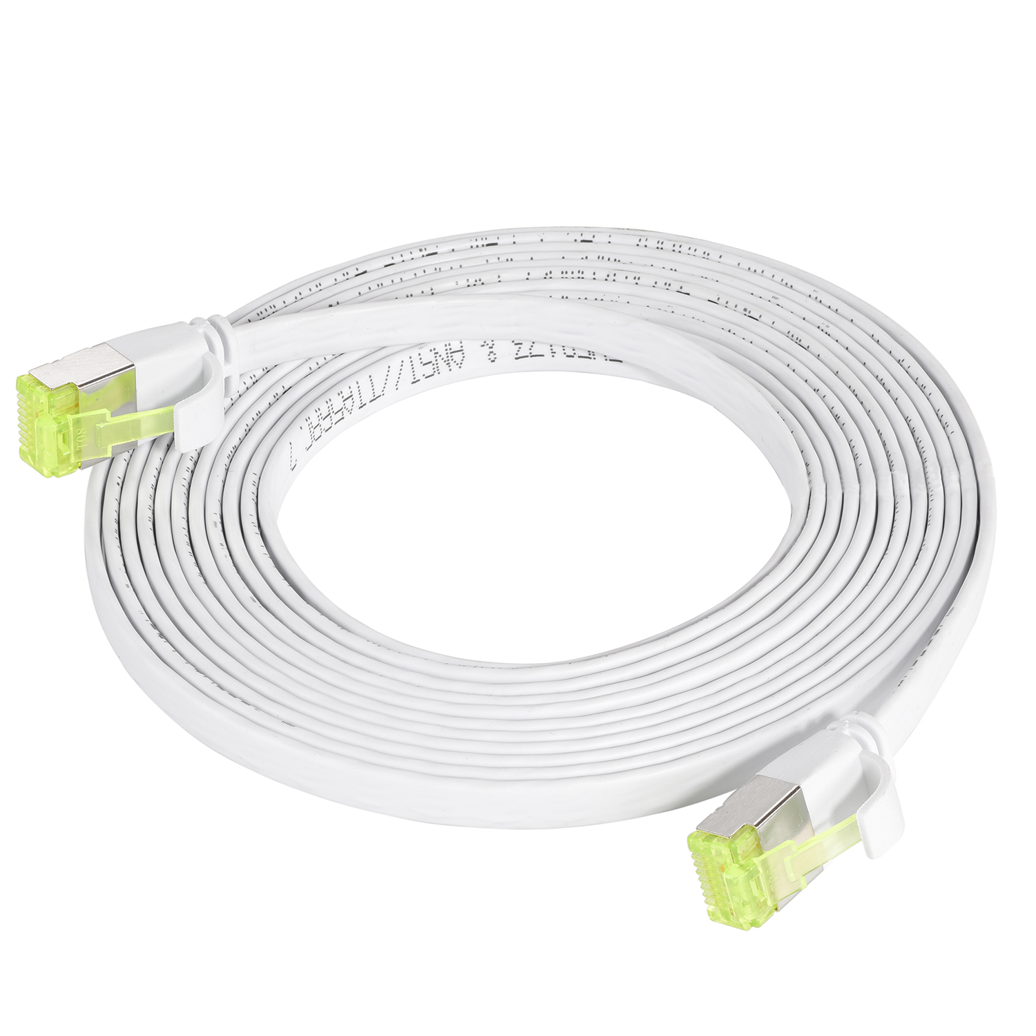 Weißes Netzwerkkabel mit grünen Steckern. Das Kabel ist auf einer weißen Oberfläche aufgerollt, mit grünen Steckern.