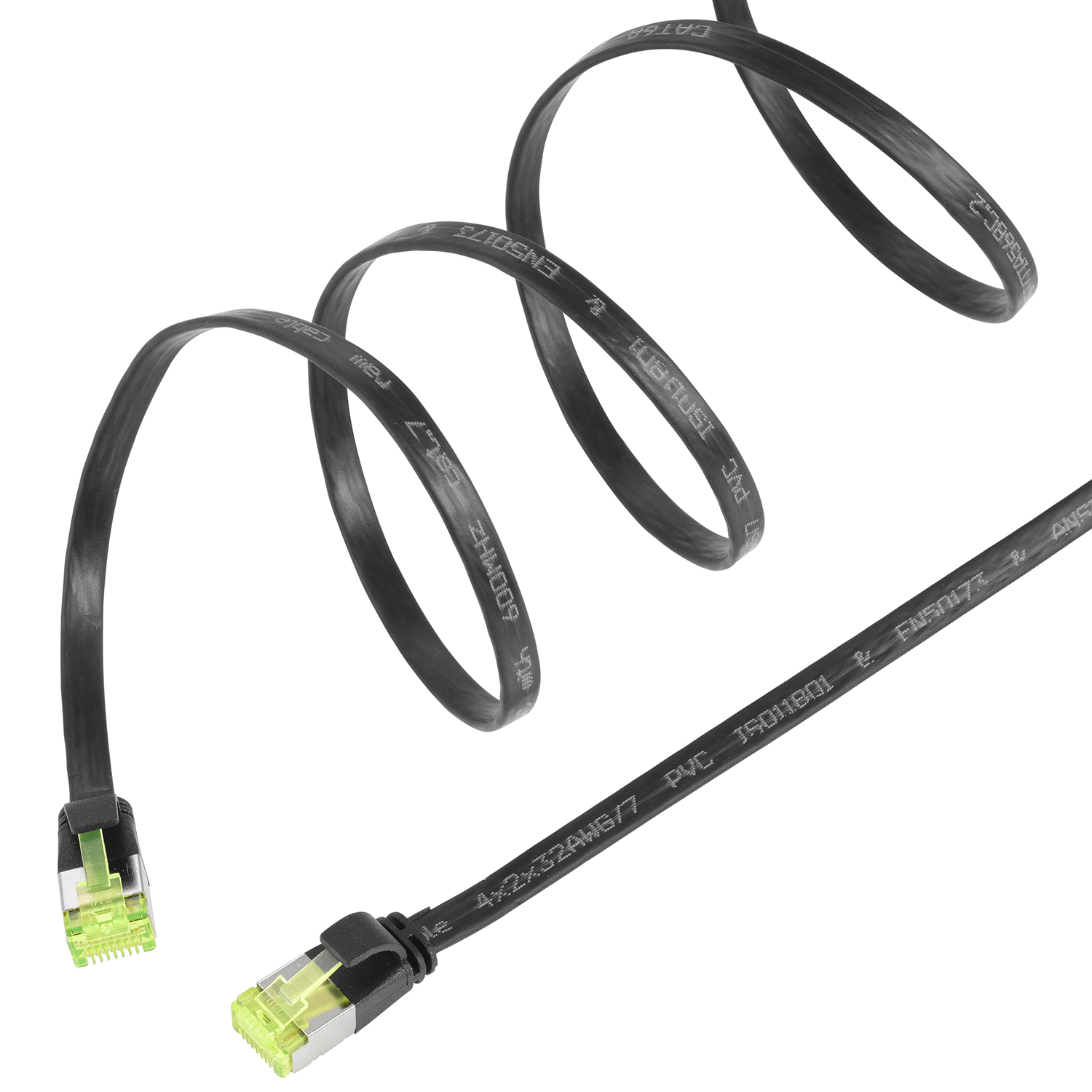 Schwarzes Ethernet-Kabel mit grünen Steckern, spiralförmig auf weißem Hintergrund.
