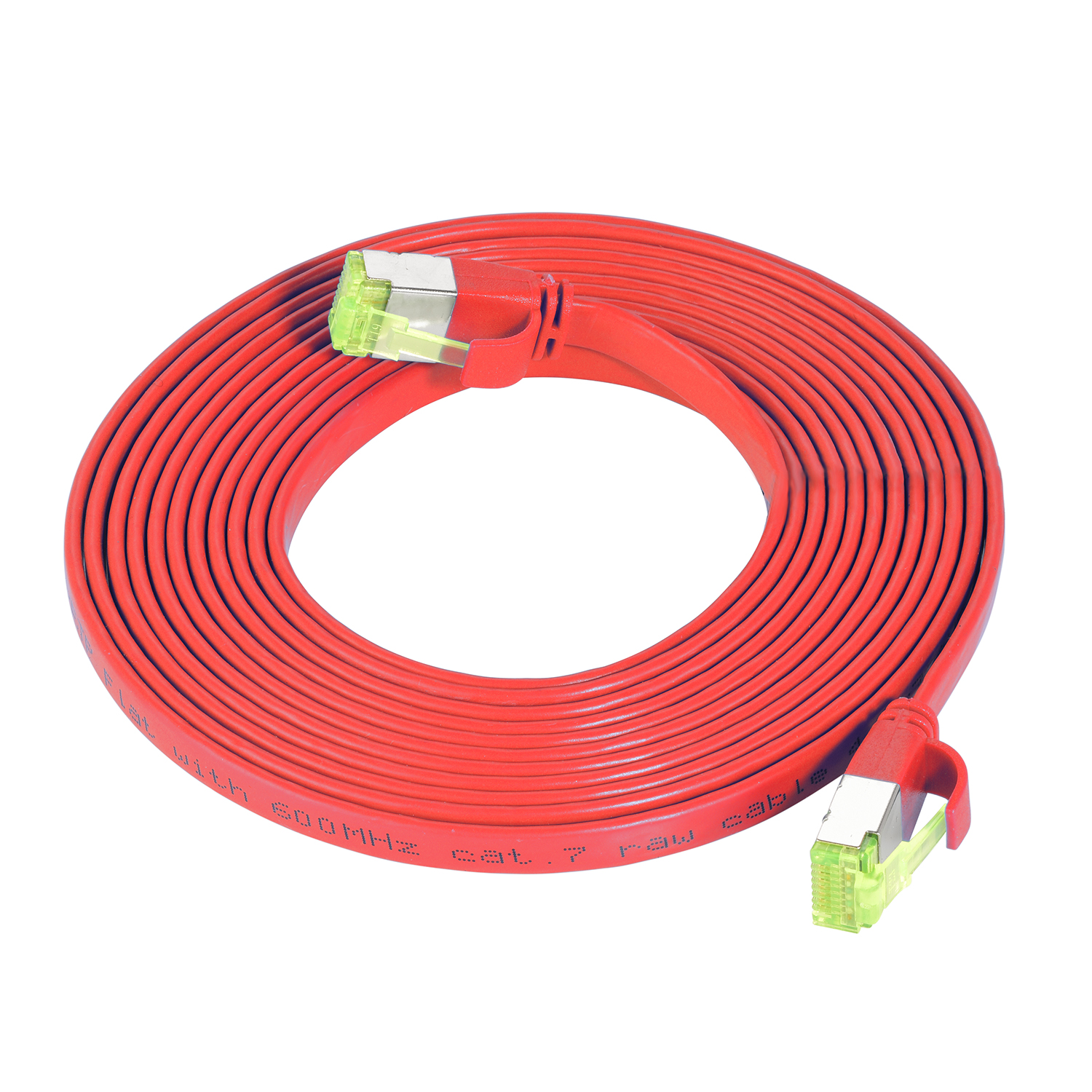 Rotes Ethernet-Kabel. Zwei Enden sichtbar, mit grünen Steckern, Kabel auf weißer Oberfläche.