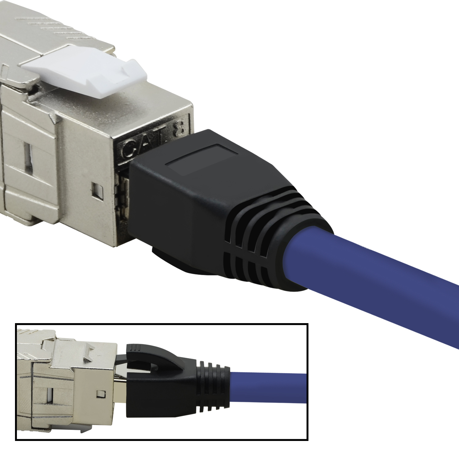 Nahaufnahme eines silbernen und schwarzen Netzwerksteckers, der in ein blaues Kabel gesteckt ist.