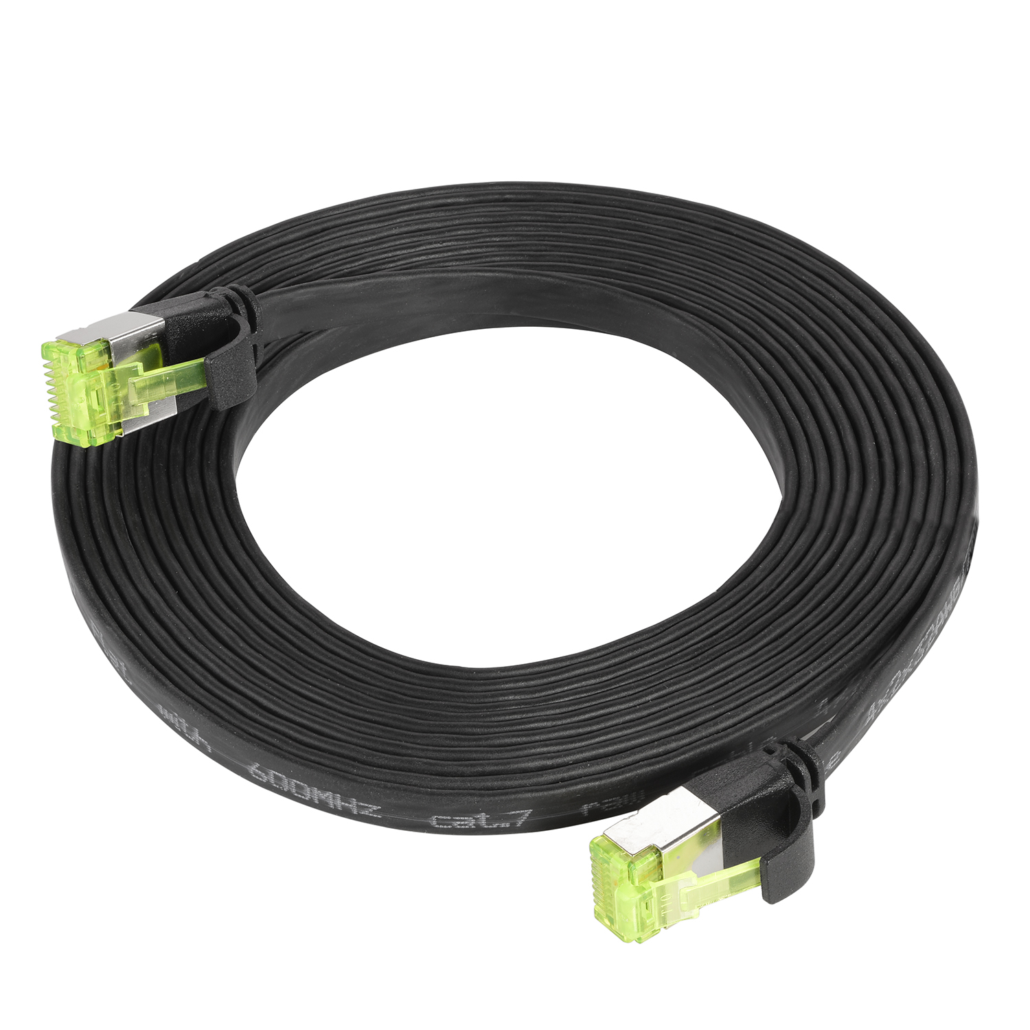 Ein schwarzes Ethernet-Kabel, kreisförmig gerollt, mit grünen Steckern, auf Weiß.