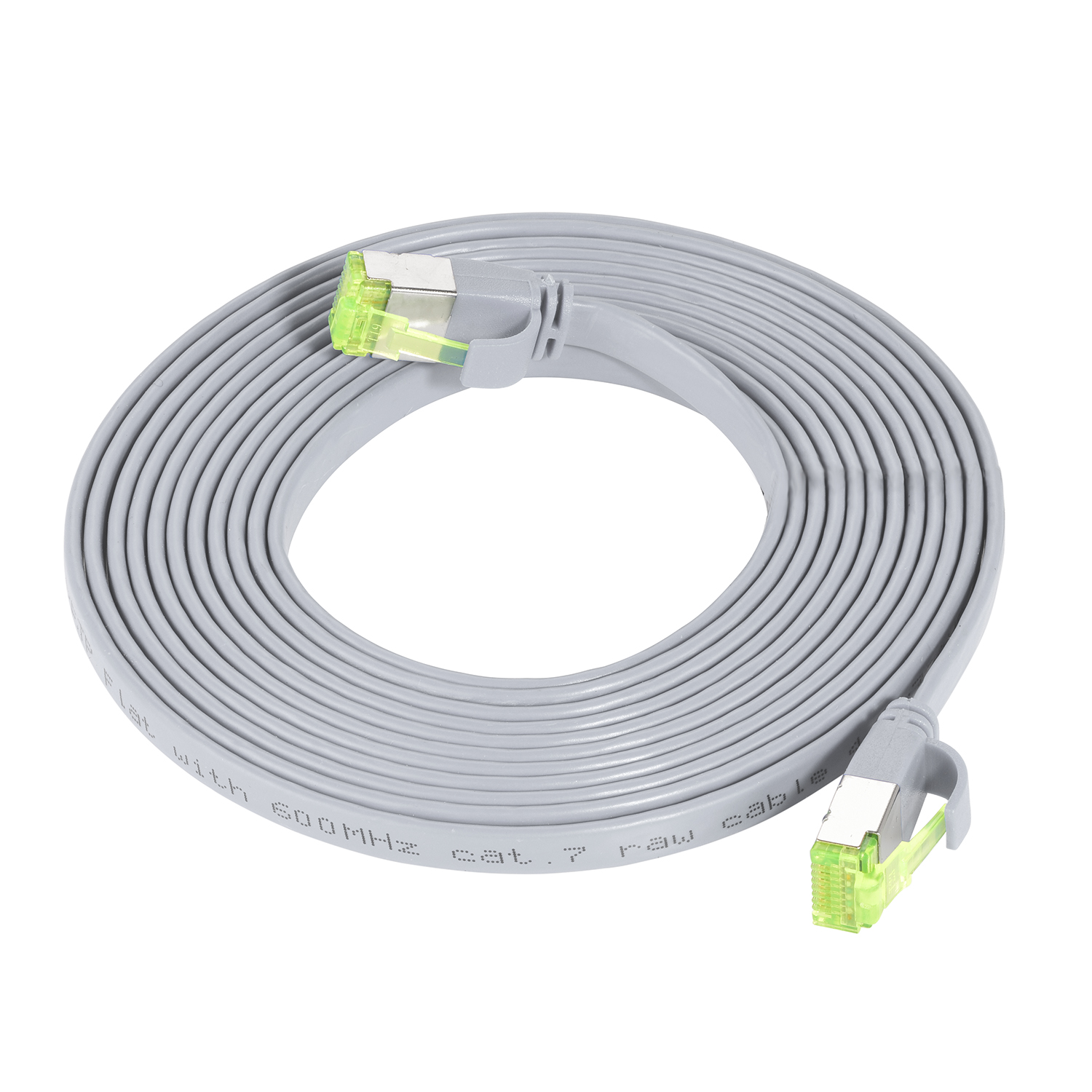 Graues Ethernet-Kabel aufgerollt, grüne Stecker, auf weißem Hintergrund.