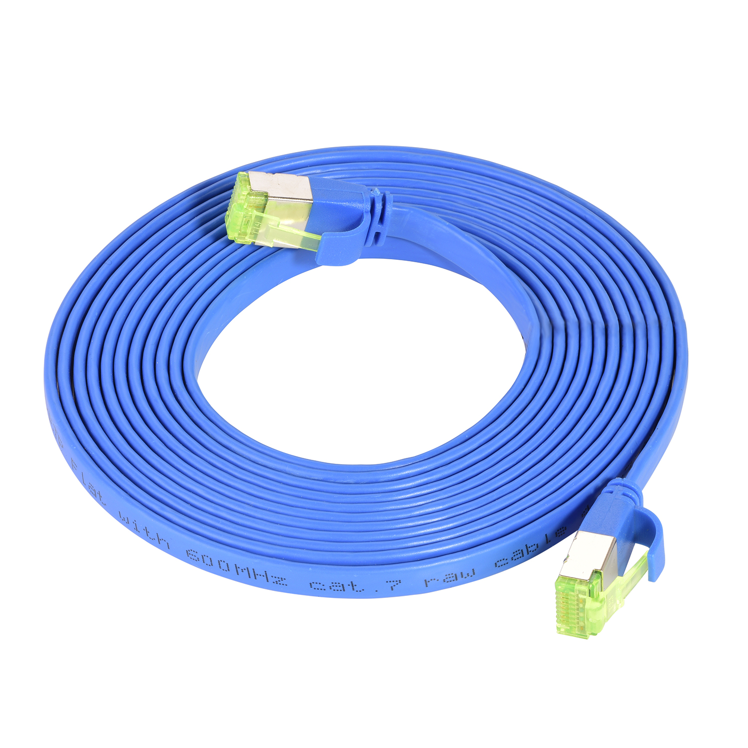 Aufgerolltes blaues Ethernet-Kabel. Beide Enden haben grüne Stecker mit transparentem Deckel.