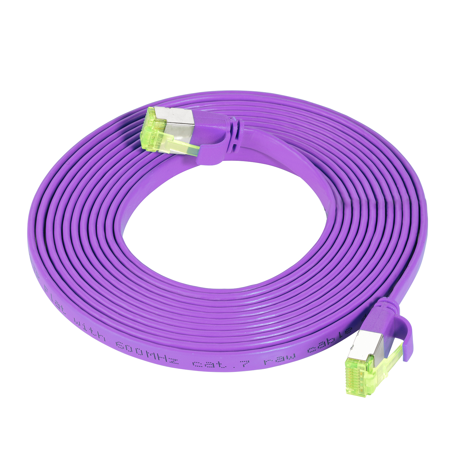 Ein aufgerolltes, lila, flaches Ethernet-Kabel mit grünen Steckern. Das Kabel ist mit 'cat. 7' beschriftet.
