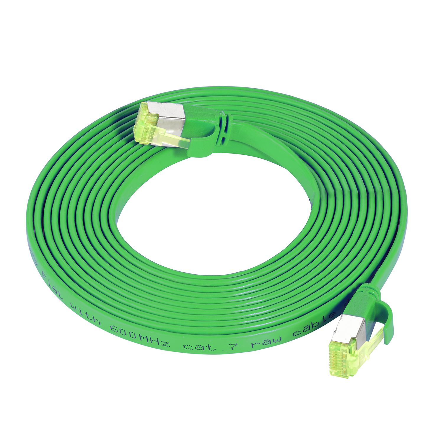 Grünes flaches Ethernet-Kabel, aufgerollt, mit Steckern an beiden Enden, auf weißem Grund.