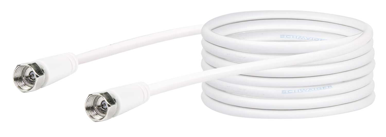 Weißes Koaxialkabel. Zwei Stecker an den Enden, aufgerollt, vor weißem Hintergrund.